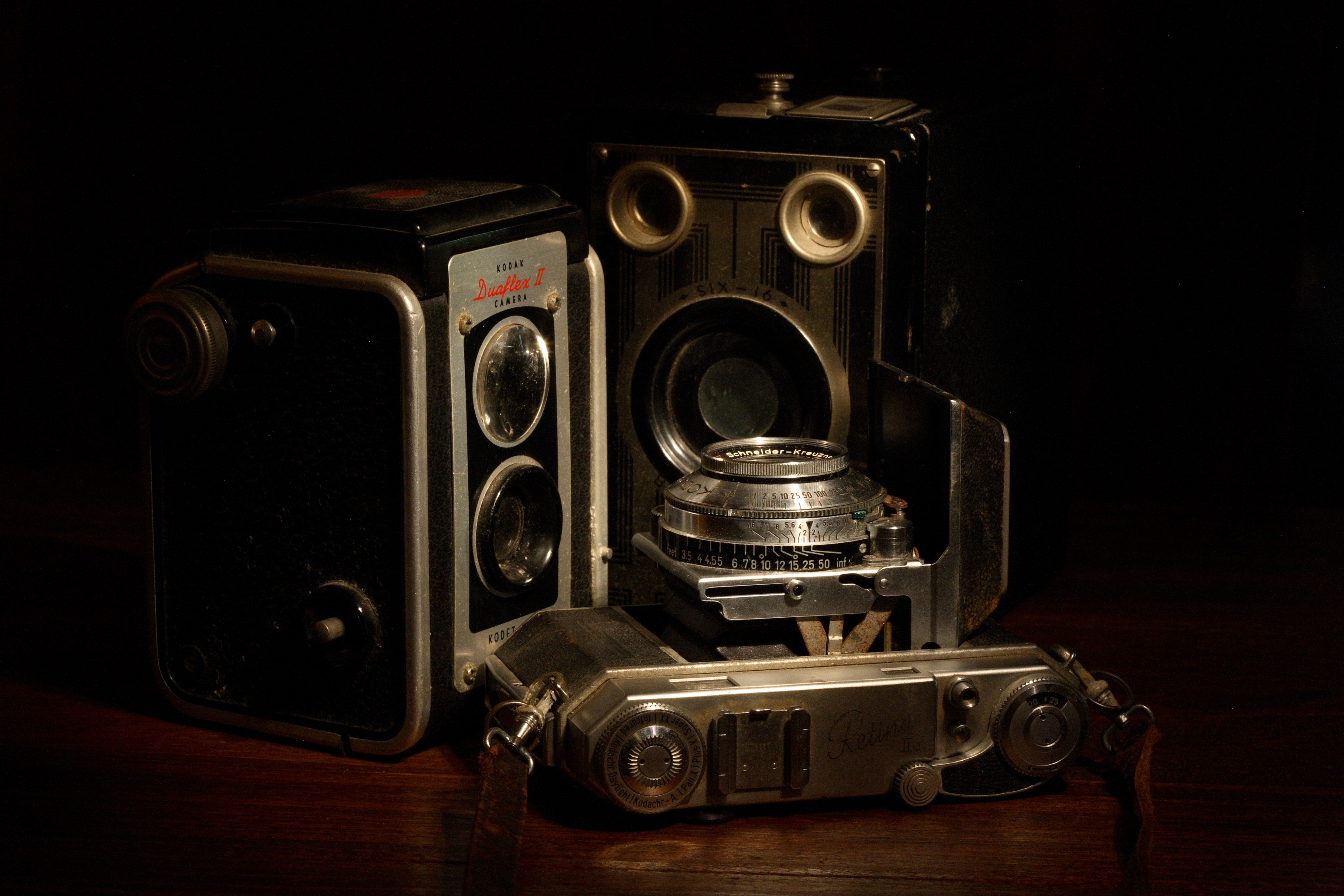 File:Antique Cameras.jpg - Wikimedia Commons