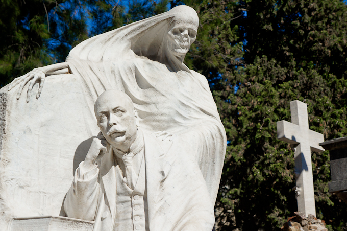 Sculpture by Antoni Pujol at the Montjuic cemetery · nomadbiba