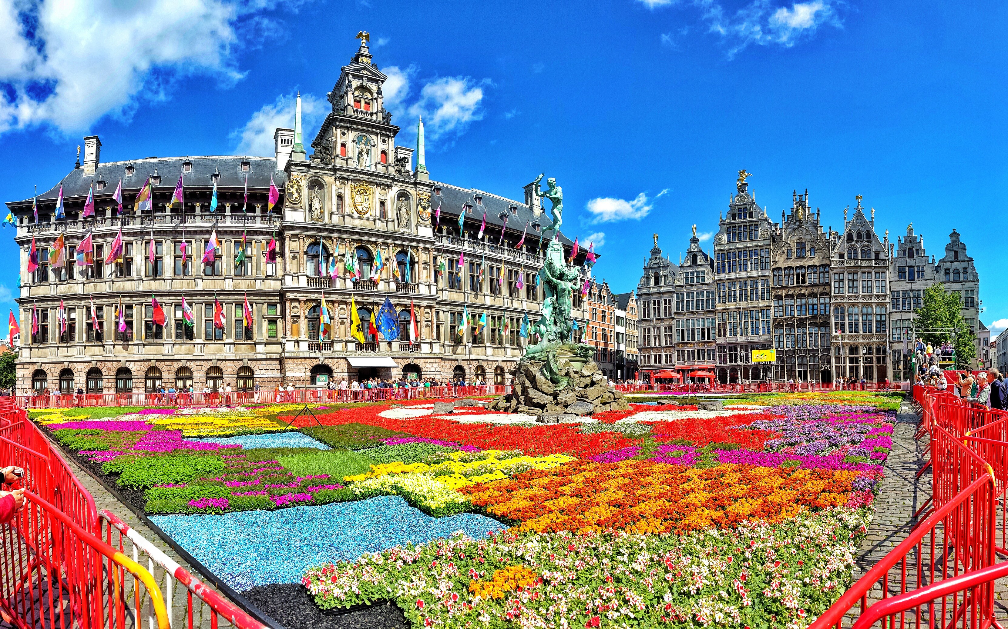 Flower carpet in Antwerp - WORLD WANDERISTA