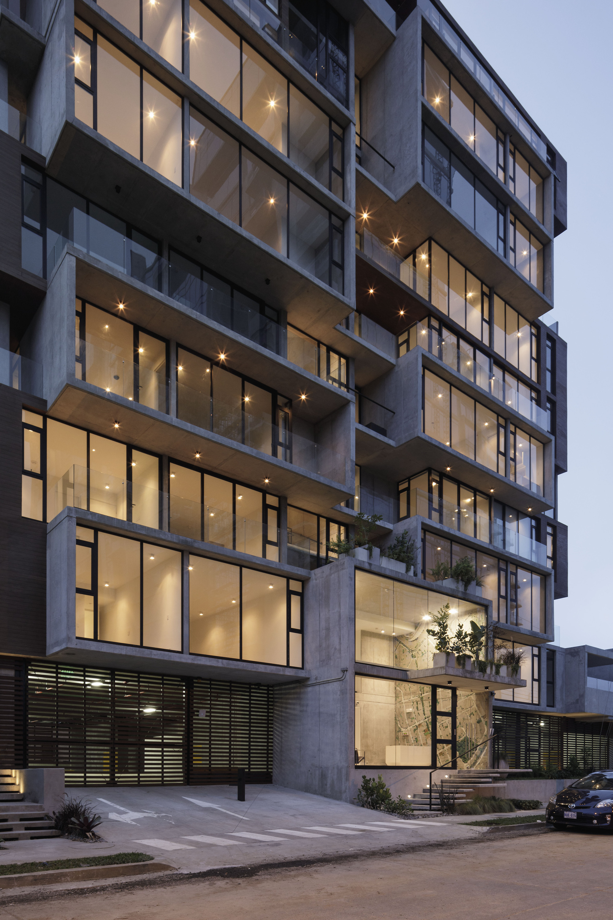 ONE Apartment Building / JSARQ | ArchDaily