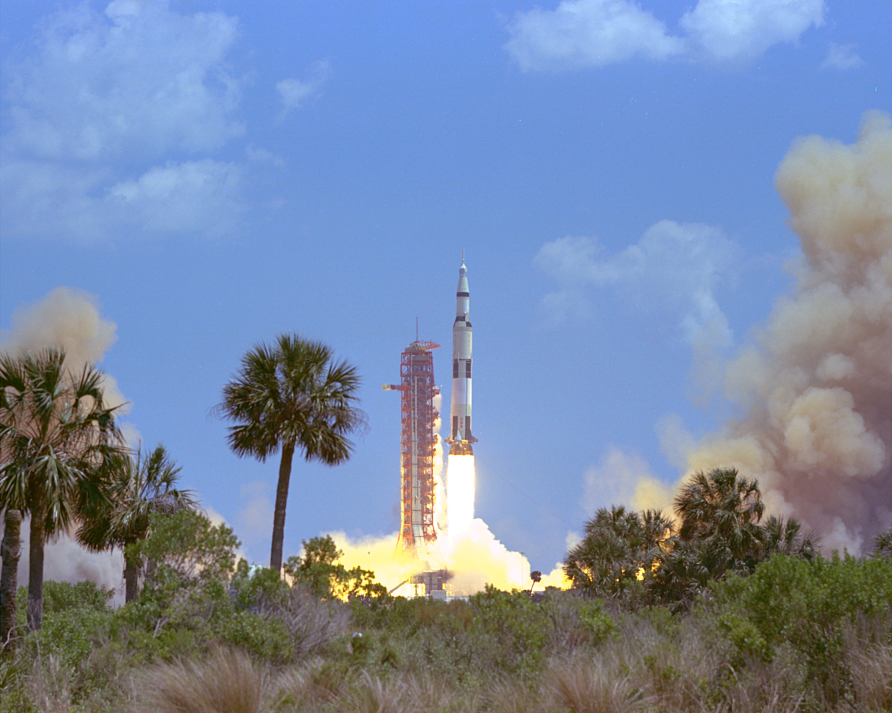 File:Apollo 16 Launch - GPN-2000-000638.jpg - Wikimedia Commons