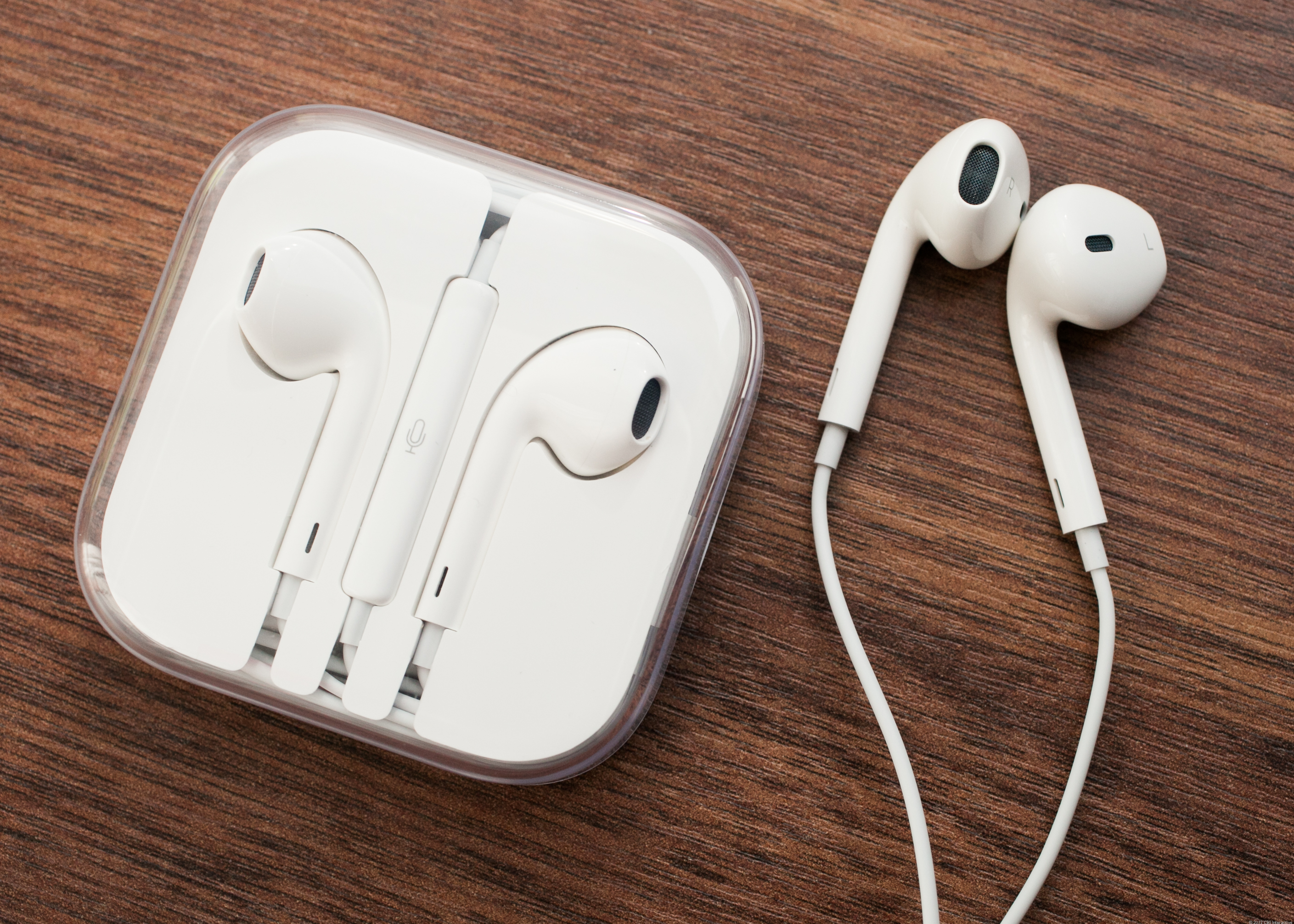 Apple ships mic-less EarPods with new iPod Touch - CNET