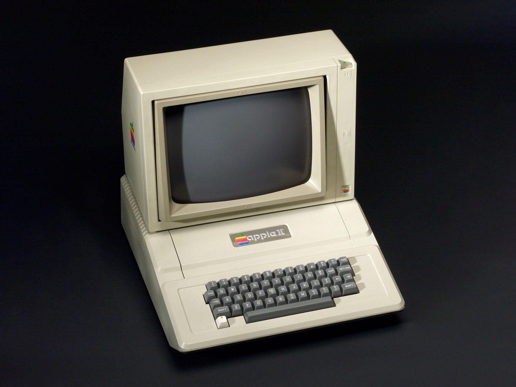 First apple. Apple 2 компьютер. ЭВМ 4 поколения Apple 1. Четвертое поколение ЭВМ эпл. Один из первых серийных компьютеров – Apple II.