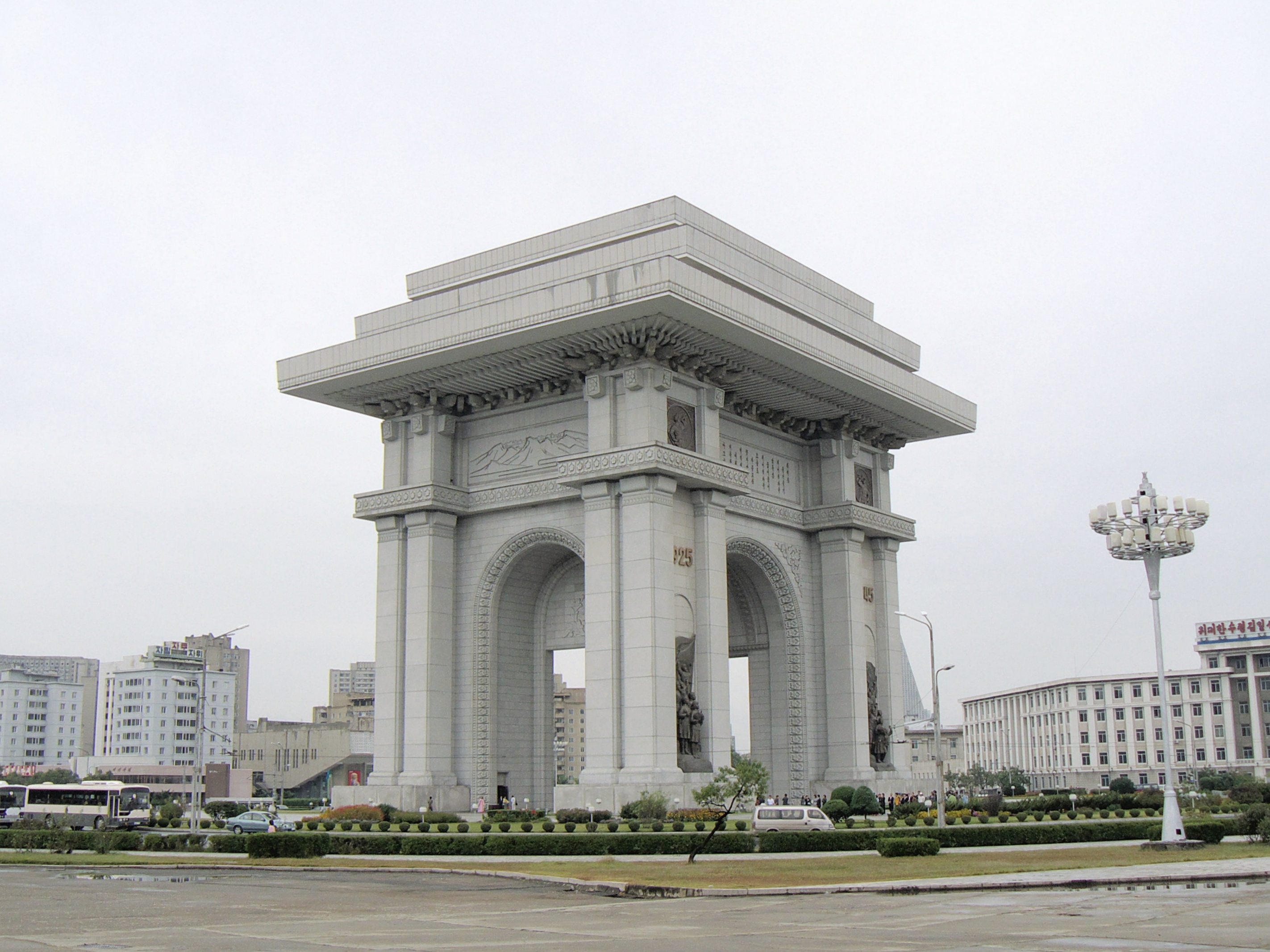 File:Pyongyang Arch of Triumph.jpg - Wikimedia Commons