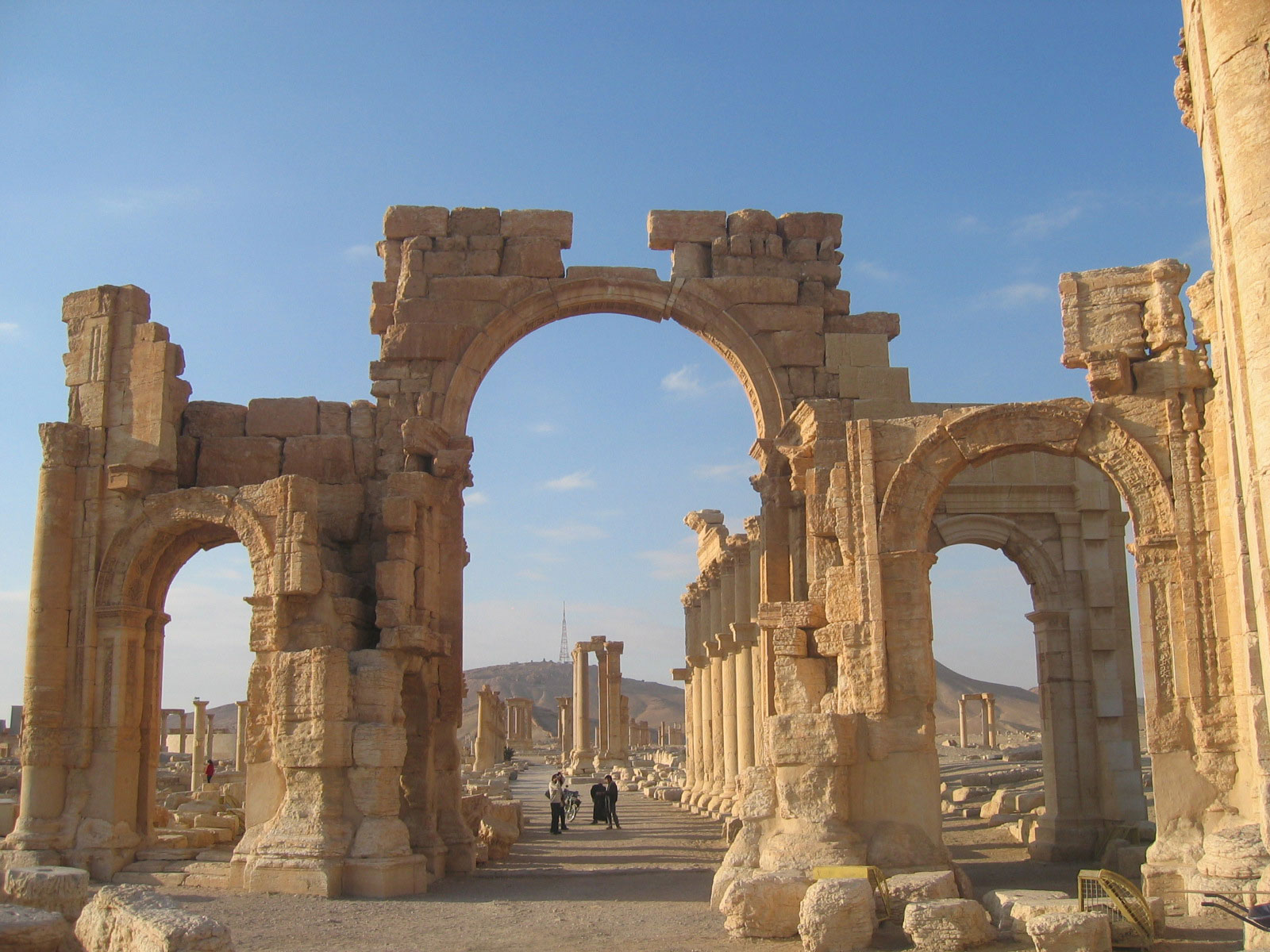 Palmyra's Arch of Triumph blown up by IS