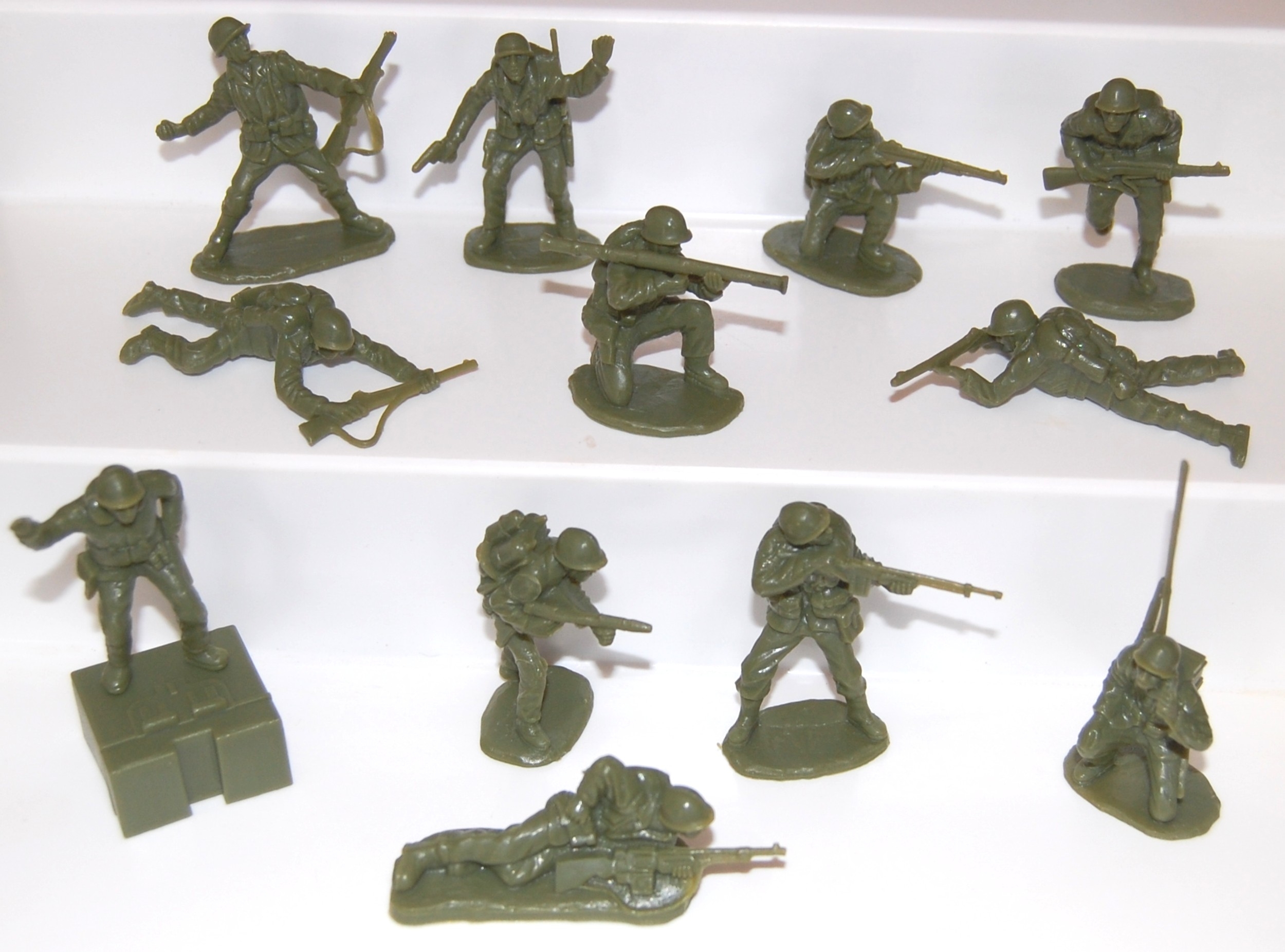 12 BMC Marines in OLIVE GREEN plastic soldiers army men