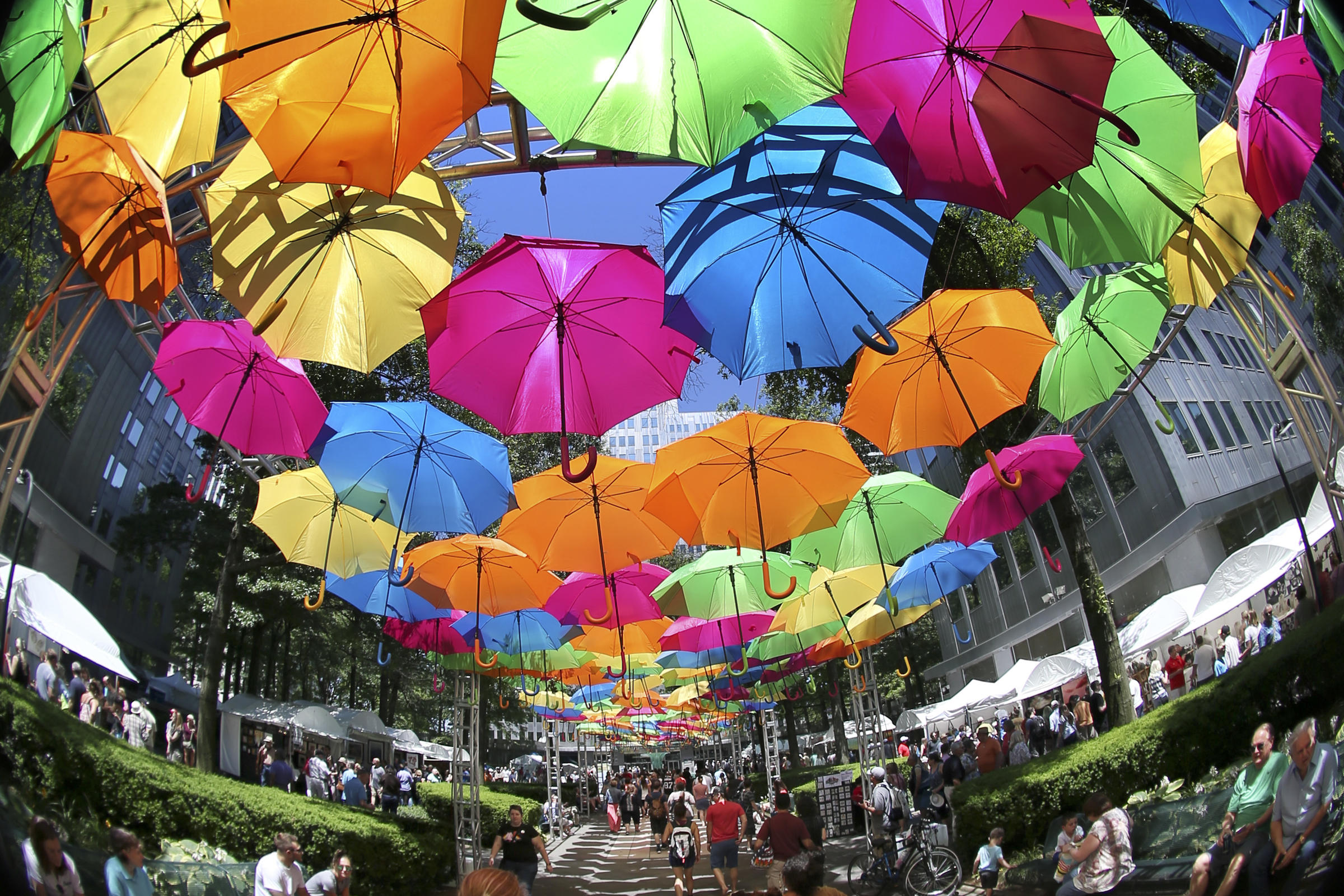 Поющие зонтики. Парад зонтиков. День зонтика. Разноцветные зонтики украшенные. Шествие зонтиков.