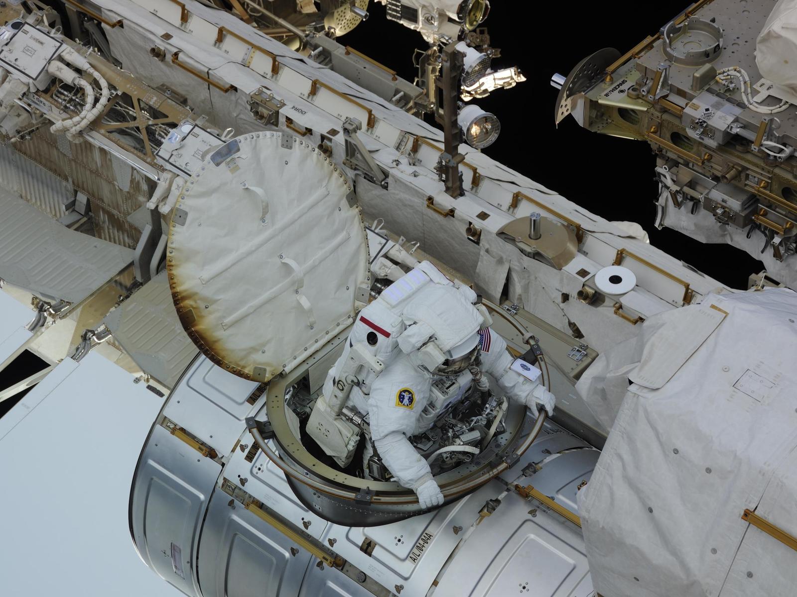 Download desktop wallpaper Astronaut in space station hatch