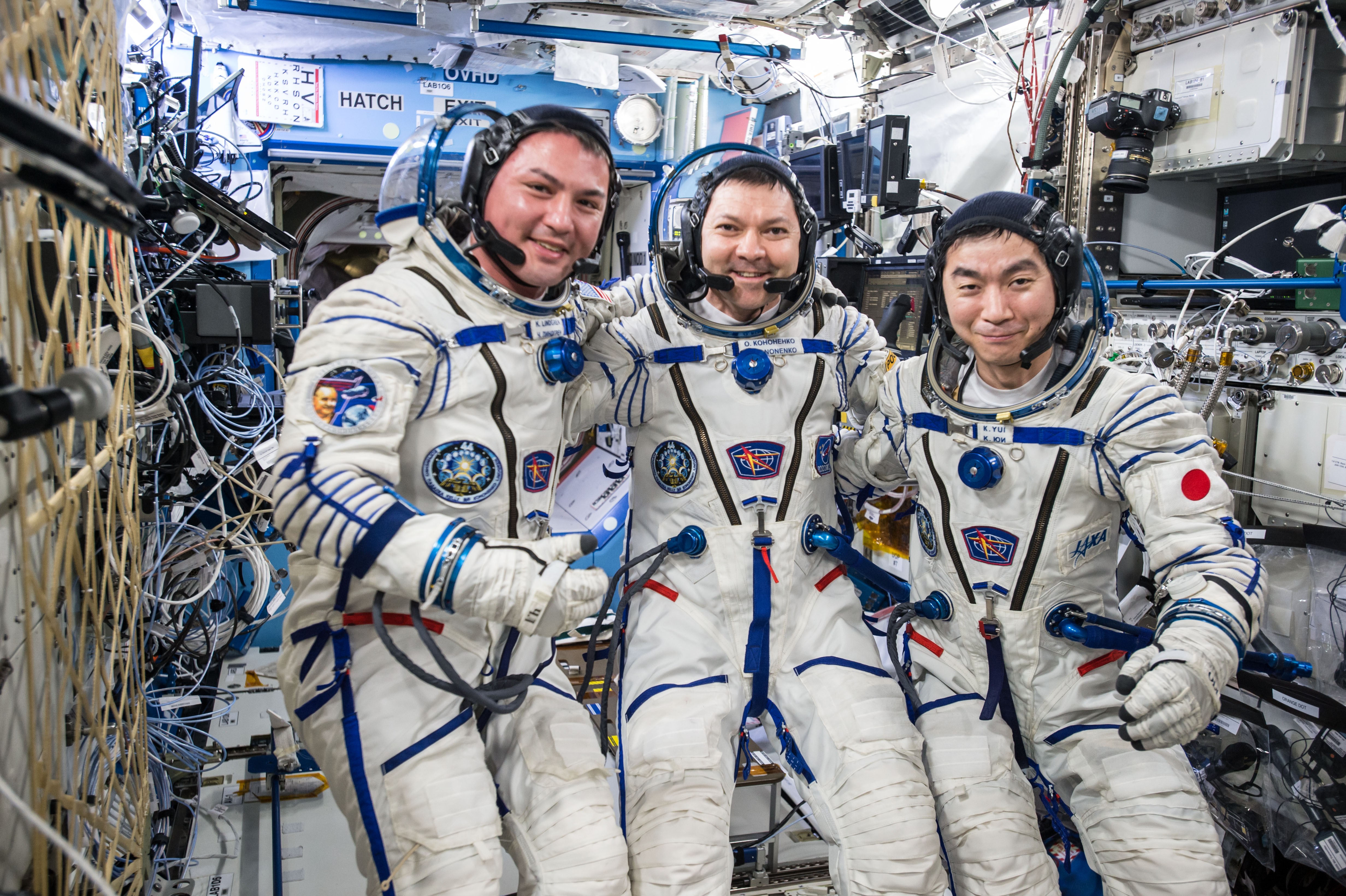 Космонавты в космическом корабле