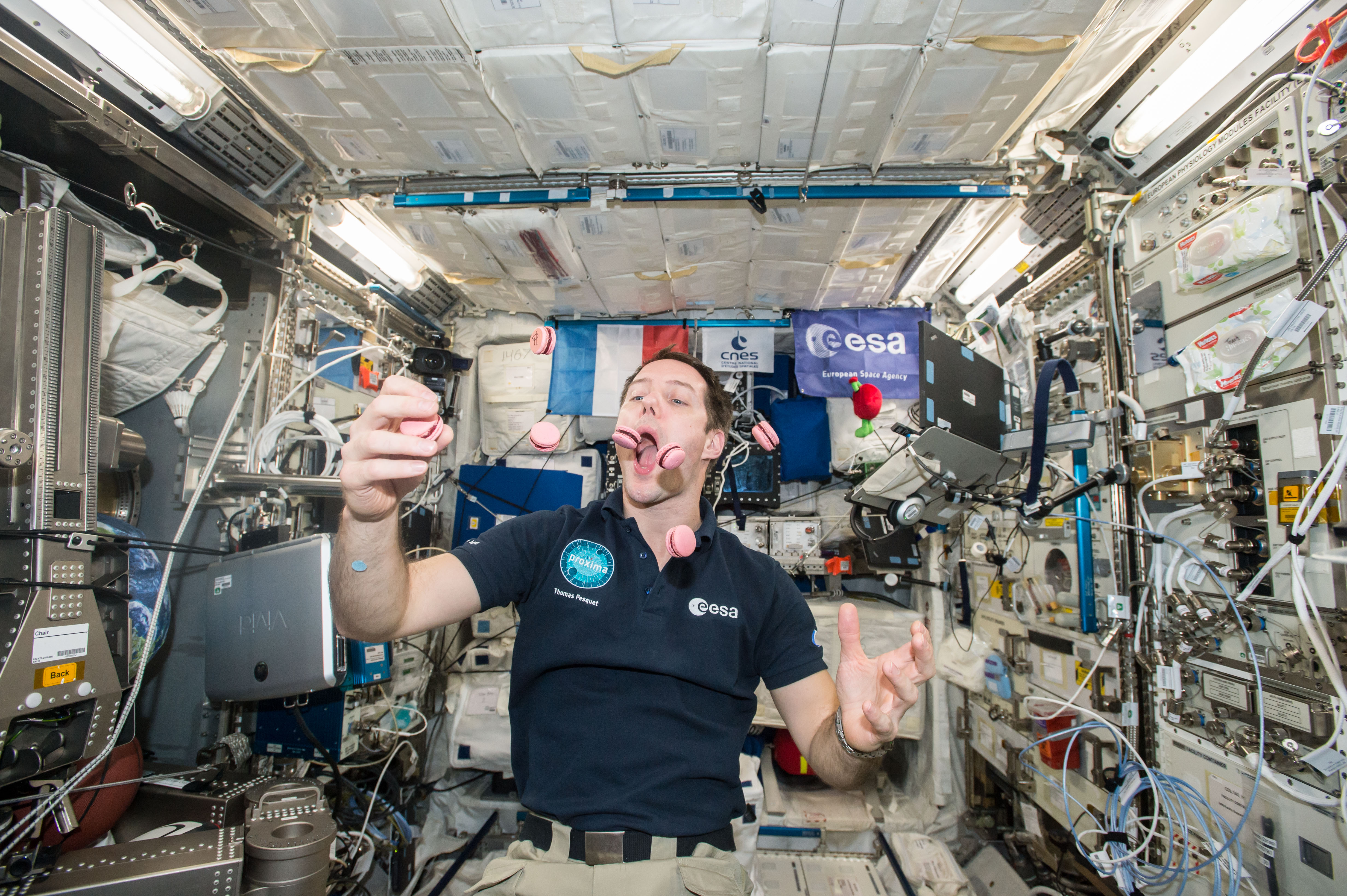 Условия на мкс. Кухня на МКС. Космонавт в космосе. Космонавт в невесомости. Космонавты на космической станции.