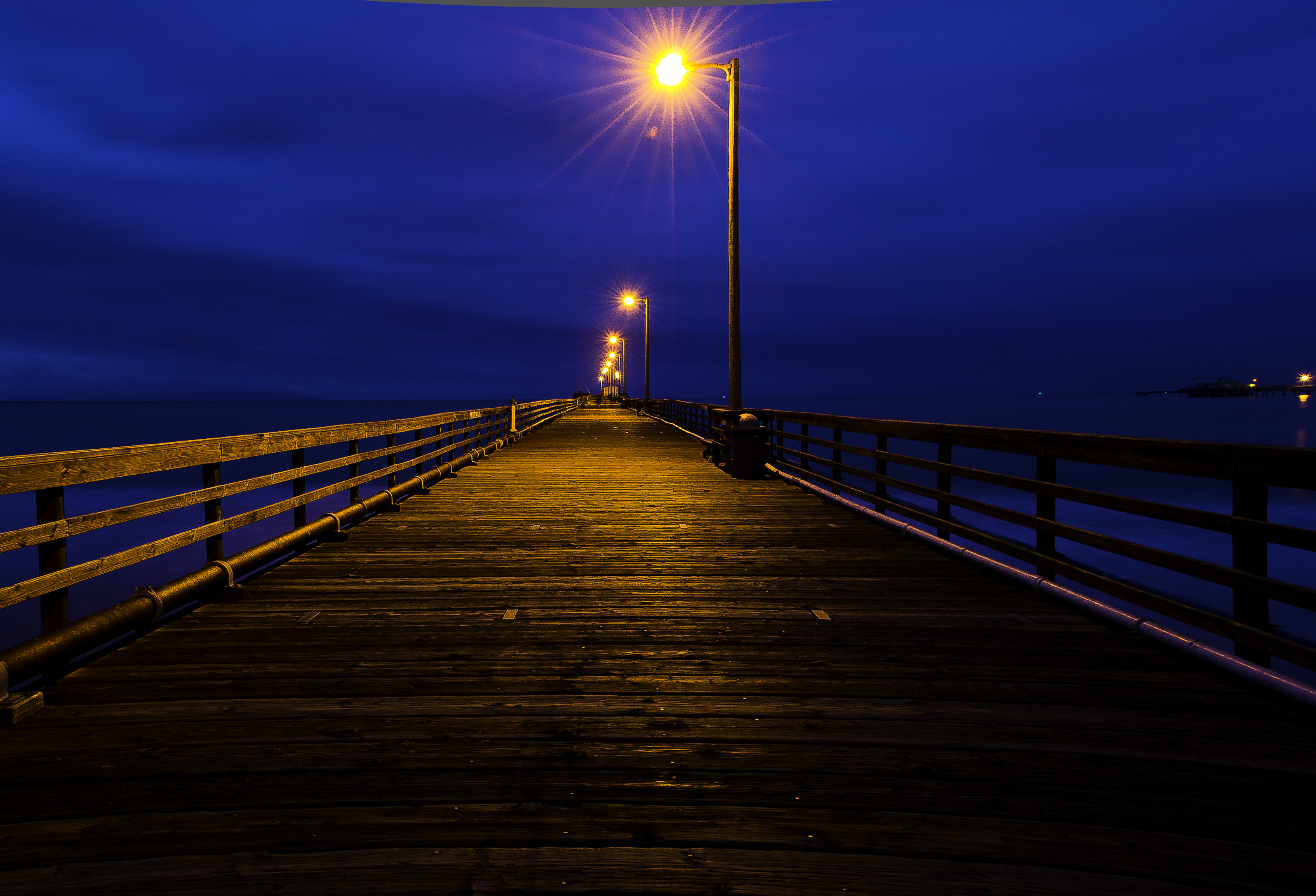 File:Avila Pier at Night.jpg - Wikimedia Commons