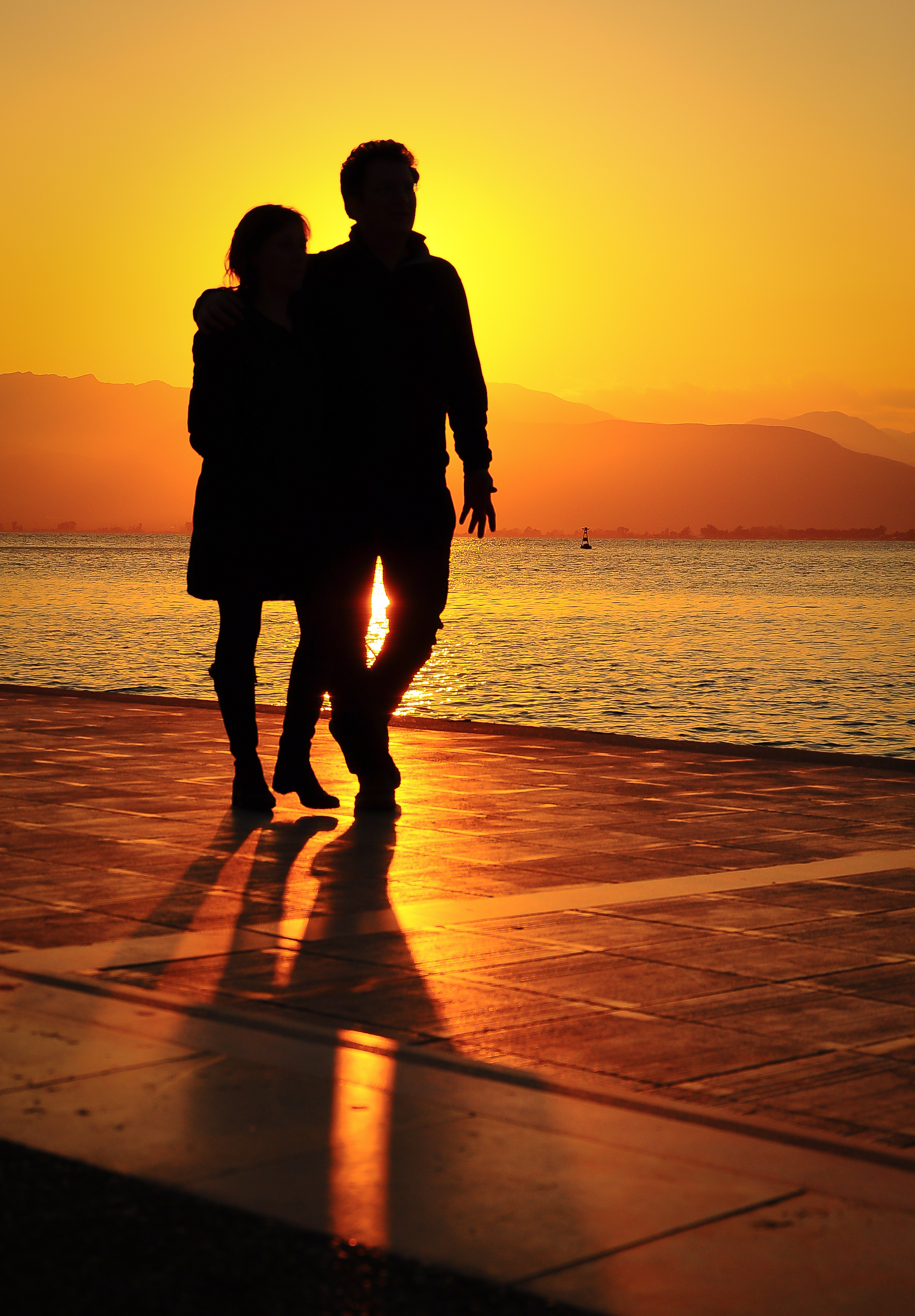 File:Couple at sunset on the beach.jpg - Wikimedia Commons