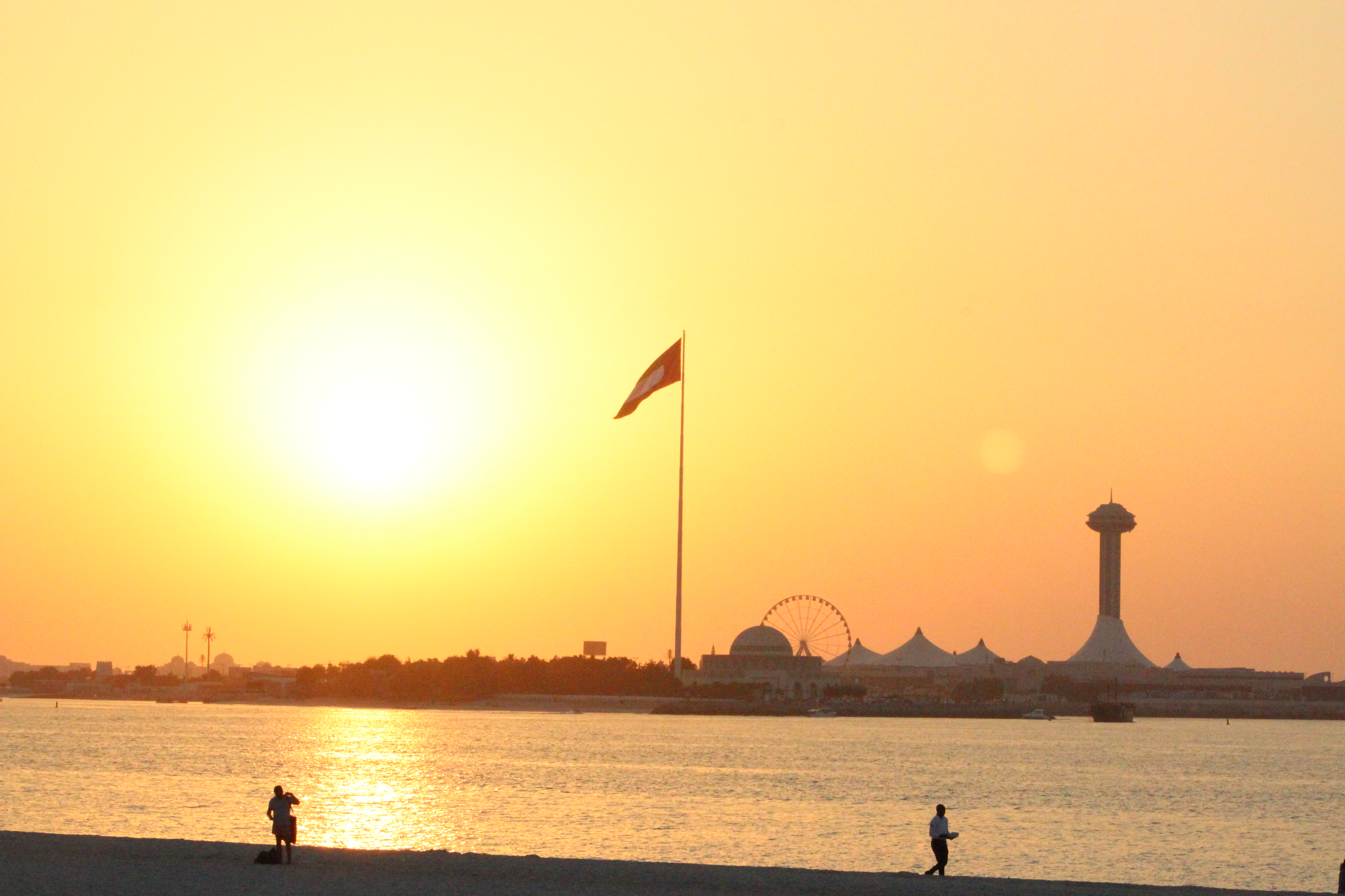 File:Abu Dhabi Corniche Beach at Sunset, Facing Water.jpg ...
