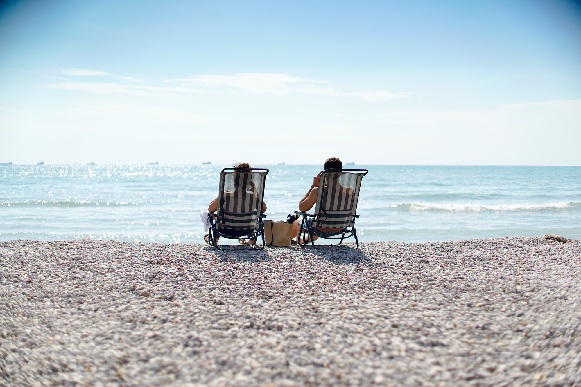 File:Couple sitting at the beach (22334163255).jpg - Wikimedia Commons