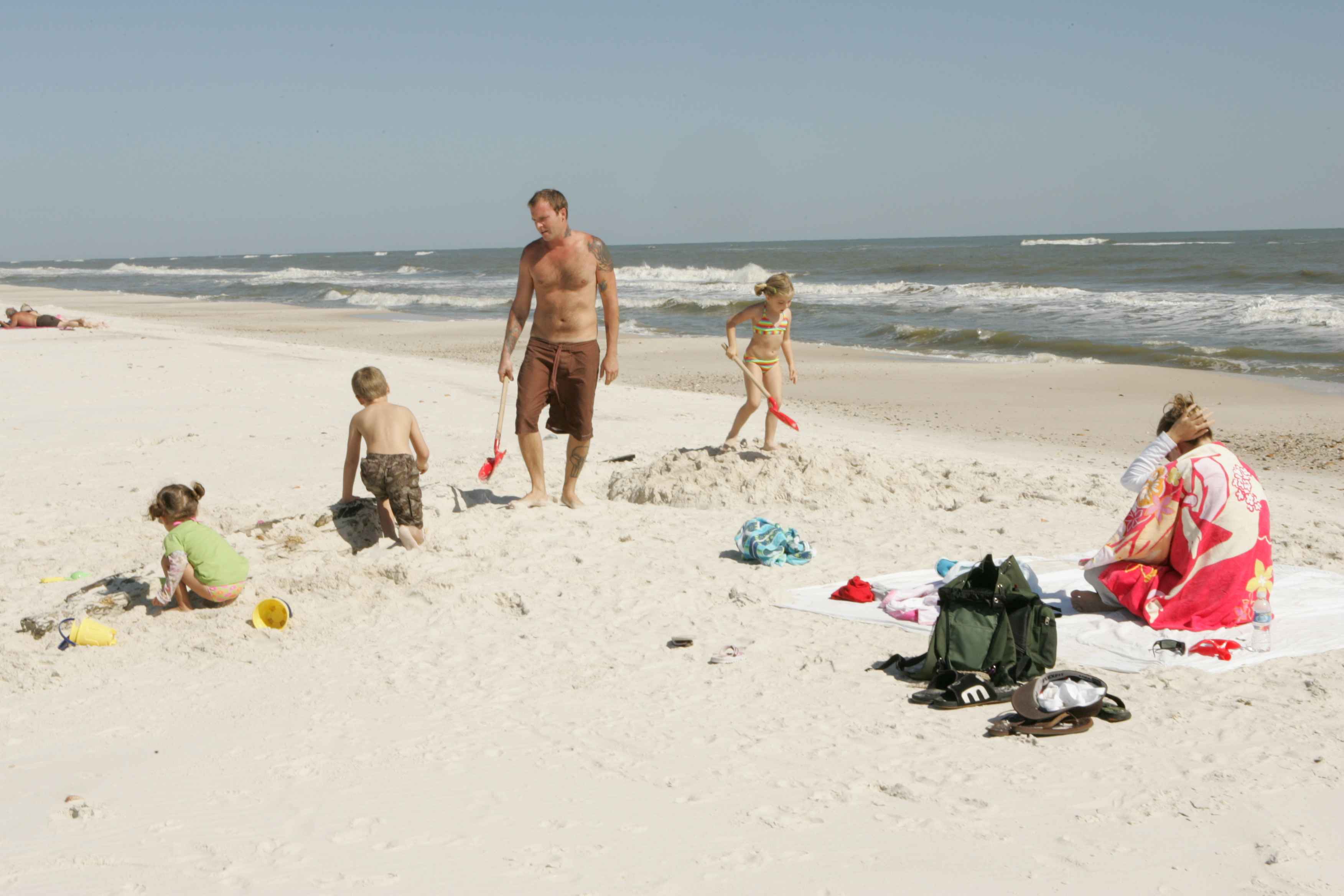 File:Family enjoys a perfect day at the beach.jpg - Wikimedia Commons