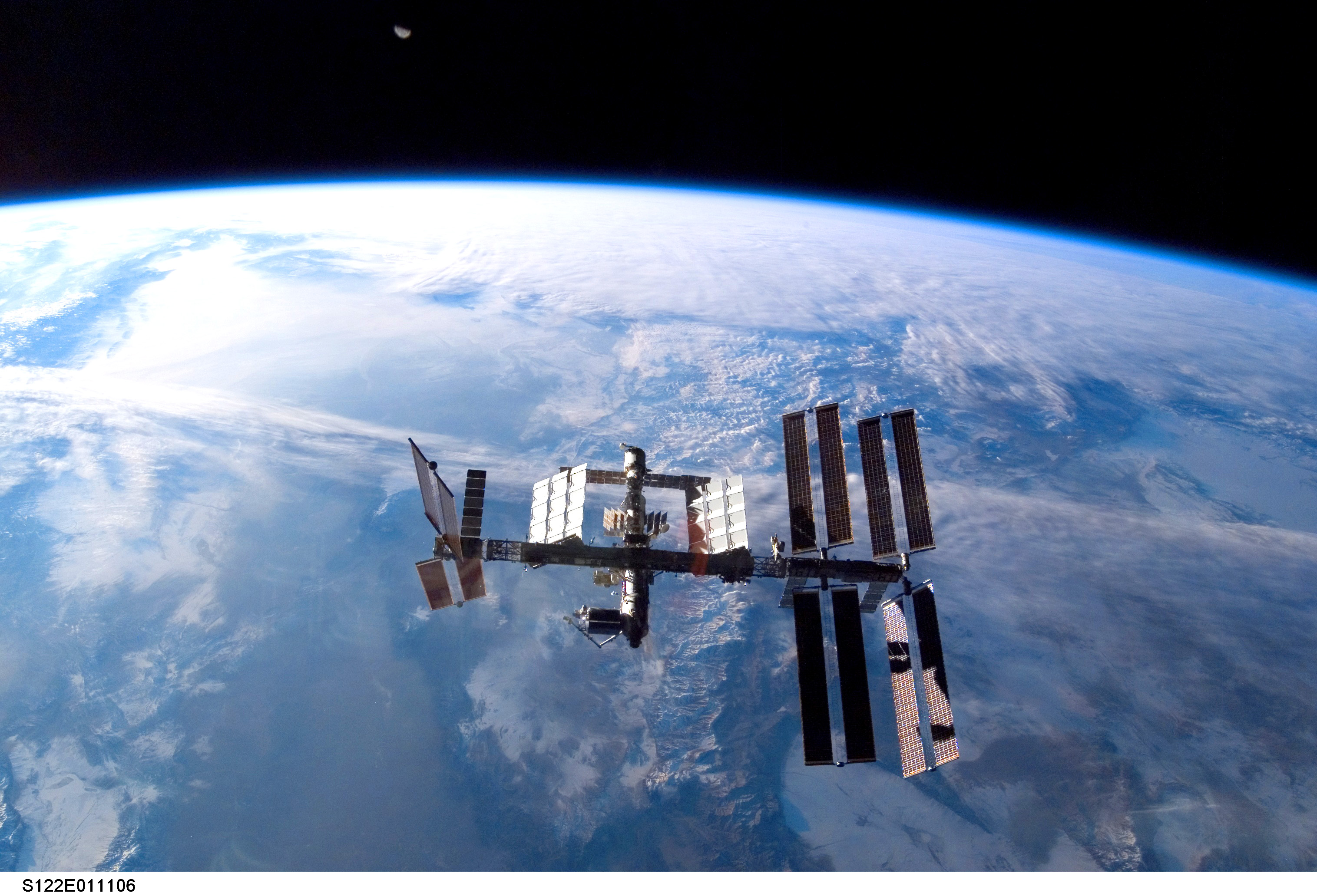 Space in Images - 2008 - 03 - International Space Station seen from ...