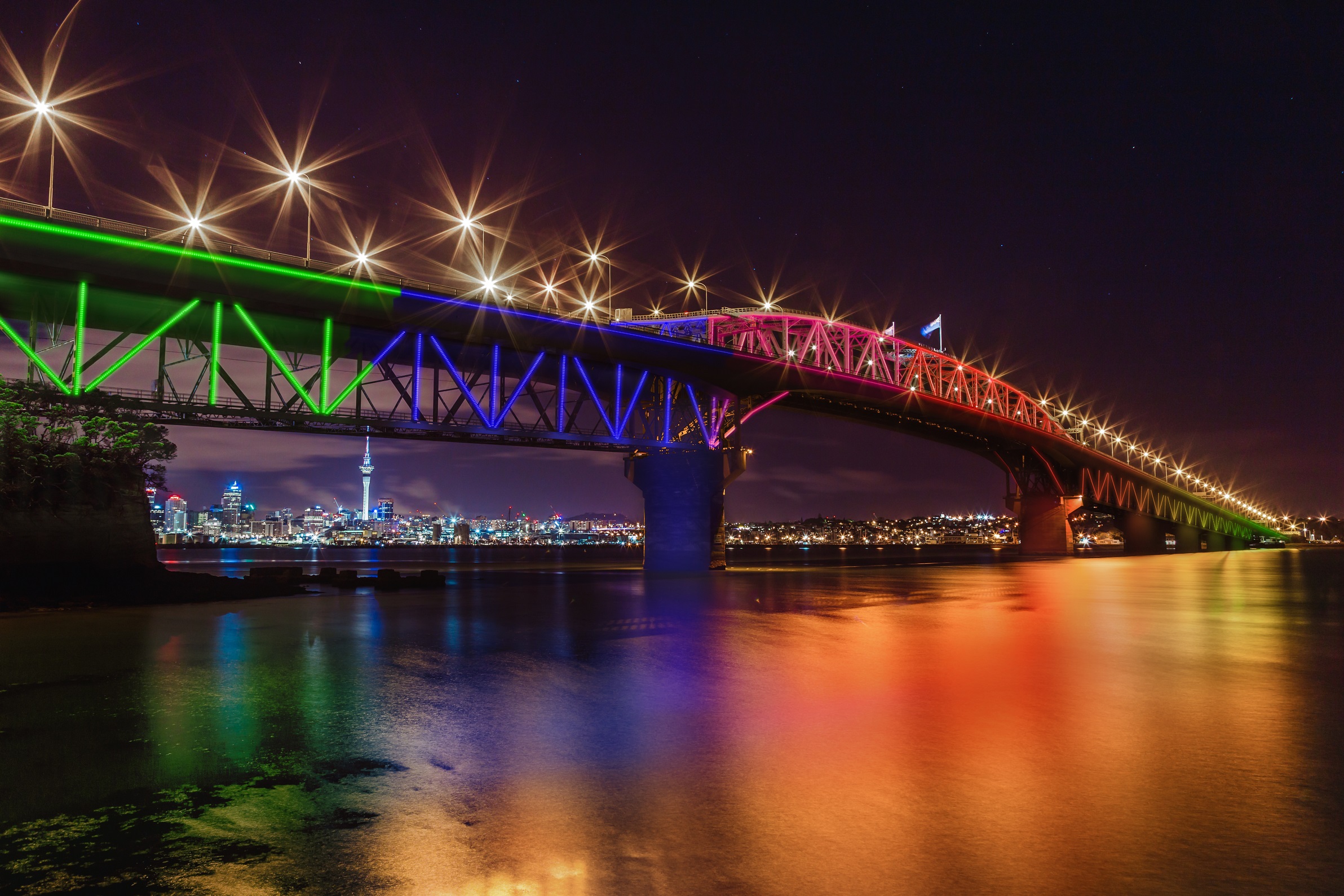Vector and Auckland Council to light Auckland Harbour Bridge ...