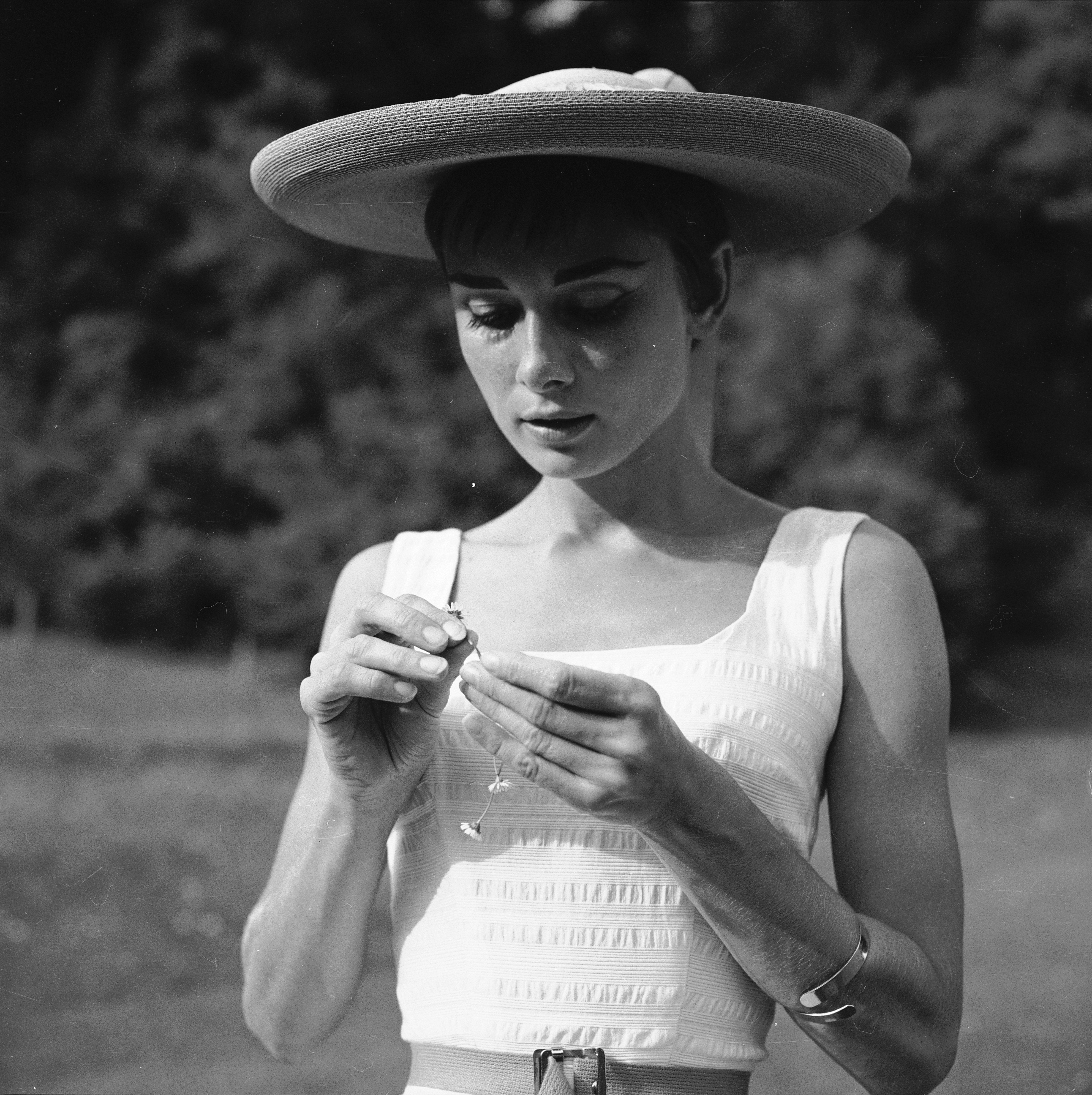 File:Audrey Hepburn auf dem Bürgenstock (09).jpg - Wikimedia Commons