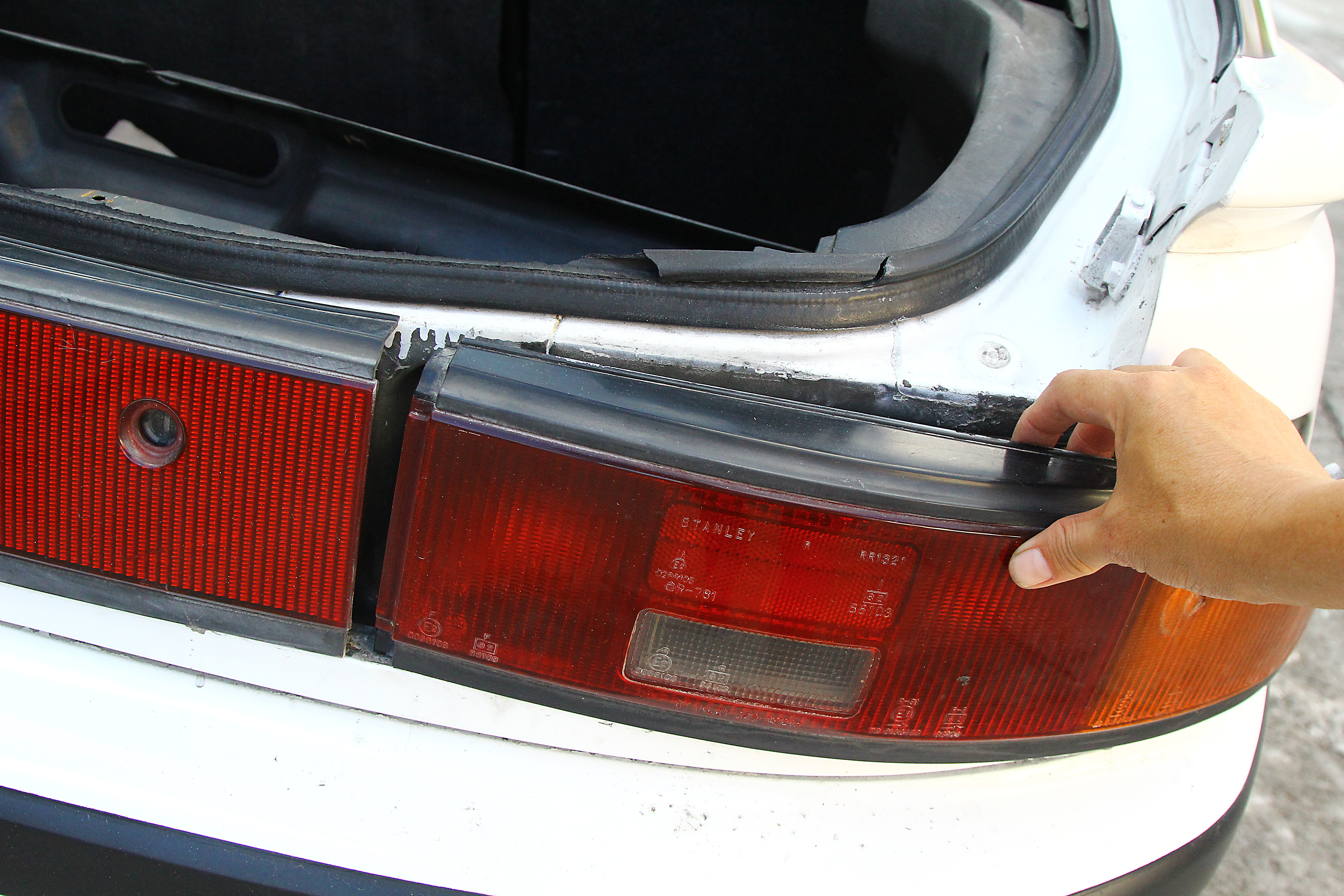 How to Glue a Taillight Lens: 7 Steps (with Pictures) - wikiHow