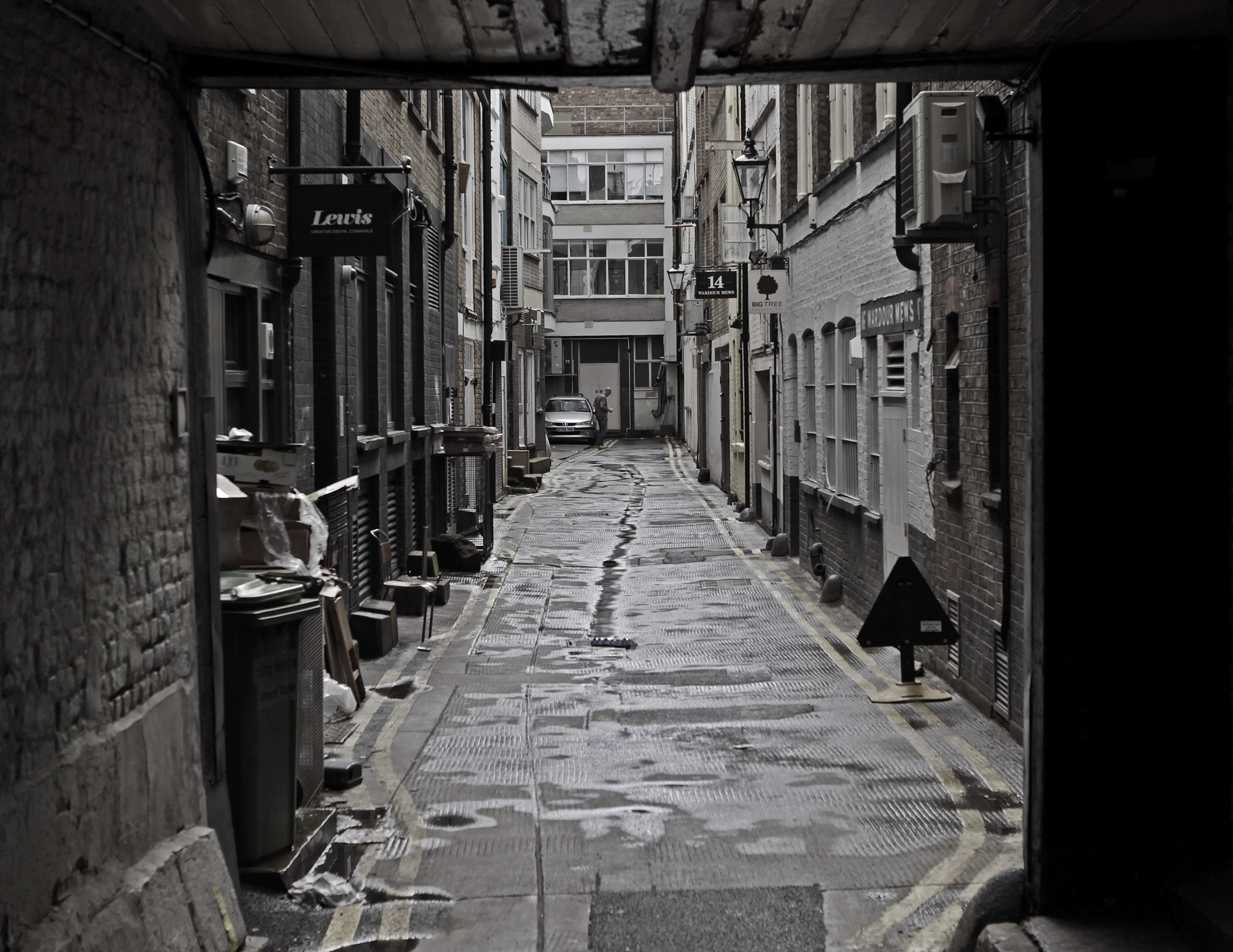 BACKSTREET IN SOHO, LONDON | MEET THE GEEZER