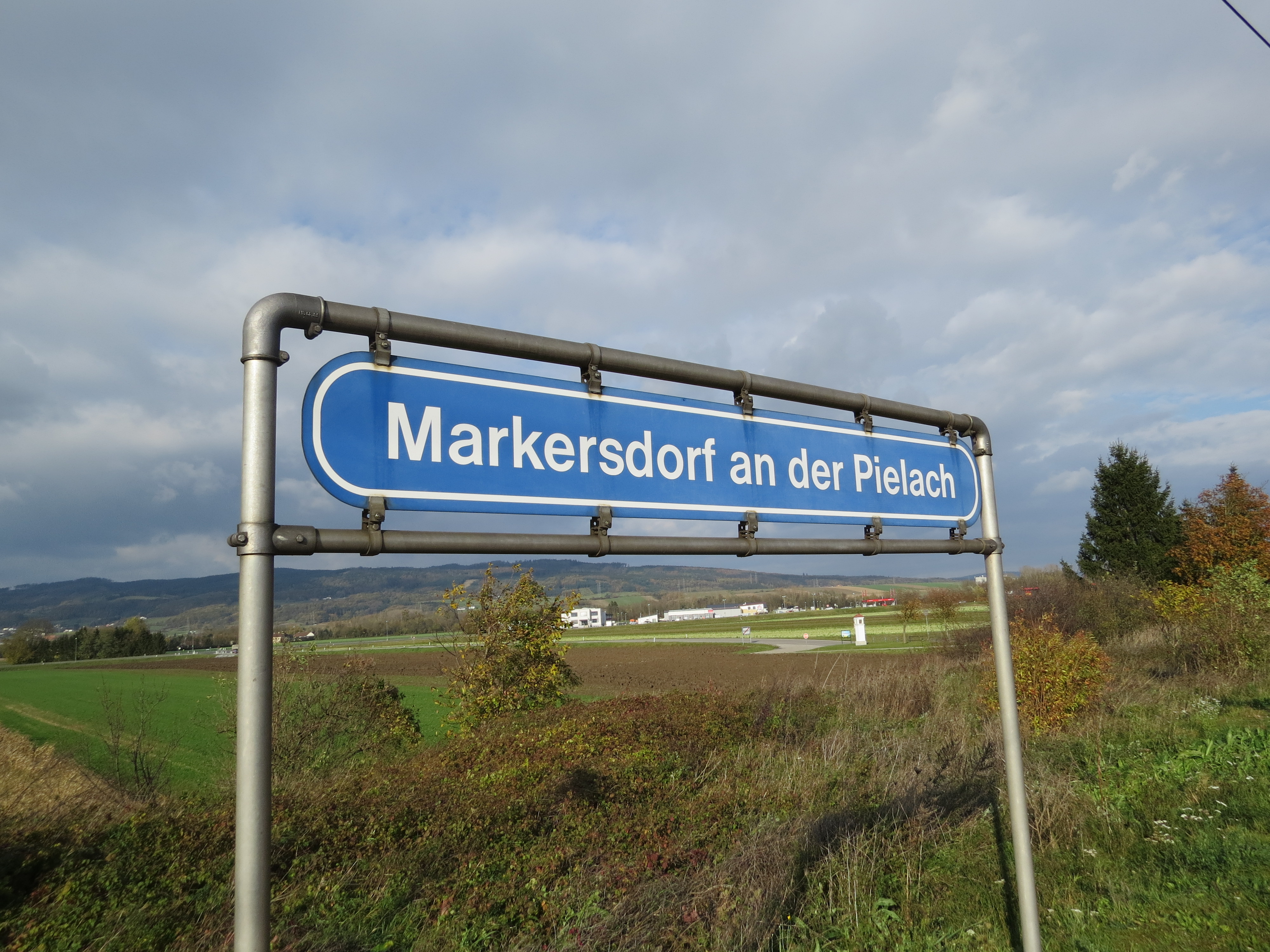 File:2017-10-31 (808) Train station sign at Bahnhof Markersdorf an ...