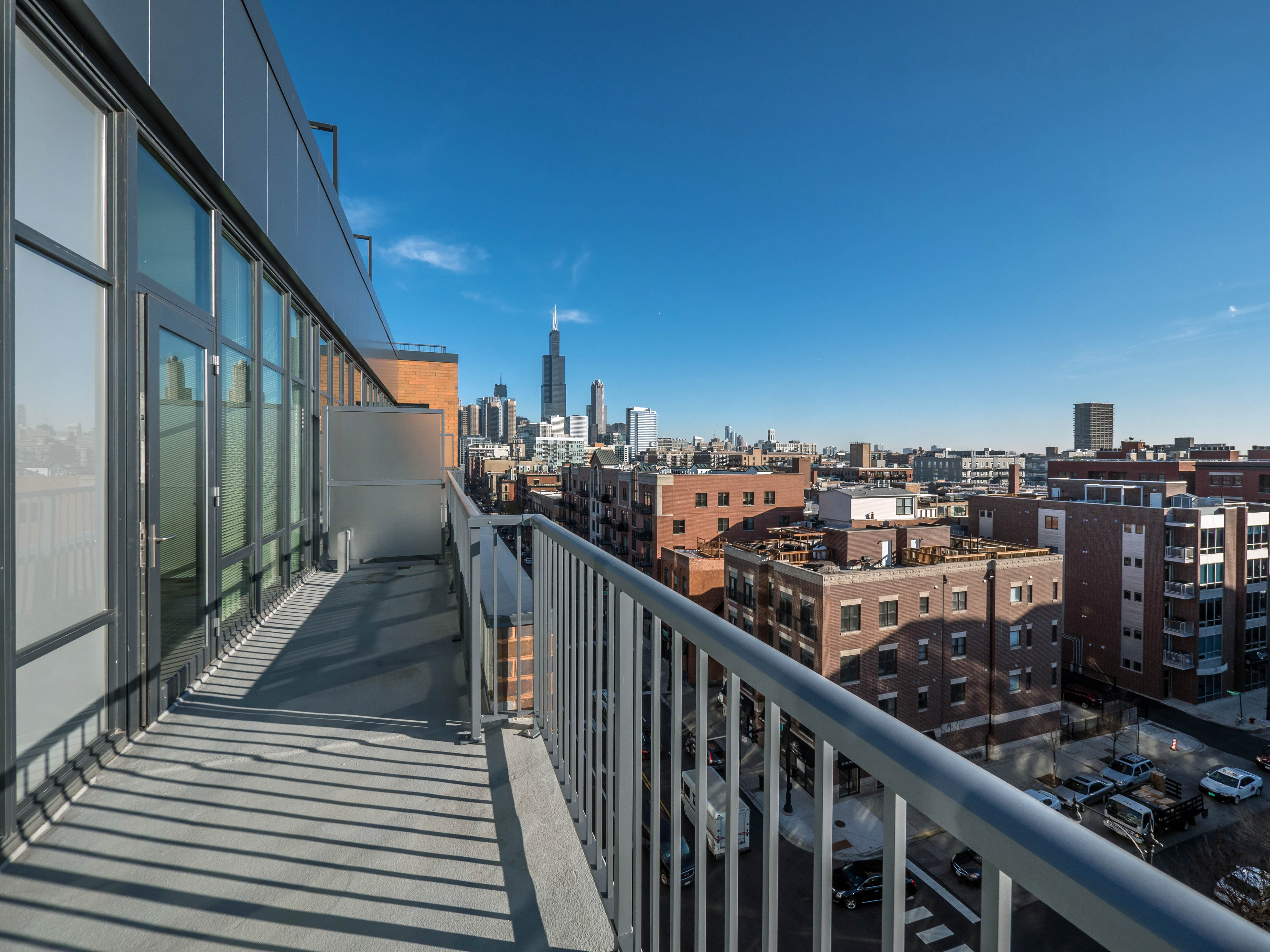 Rent a sunny 2-bedroom, 2-bath in the West Loop – YoChicago