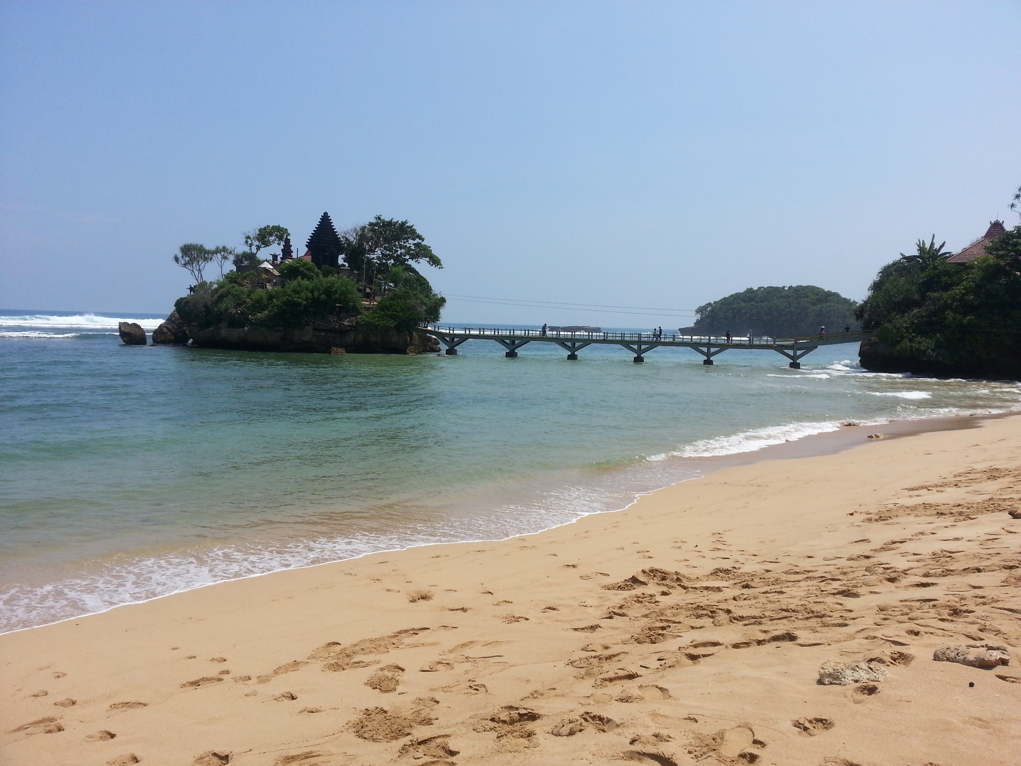 File:Balekambang beach, Pura Amarta Jati in the middle of Ismoyo ...
