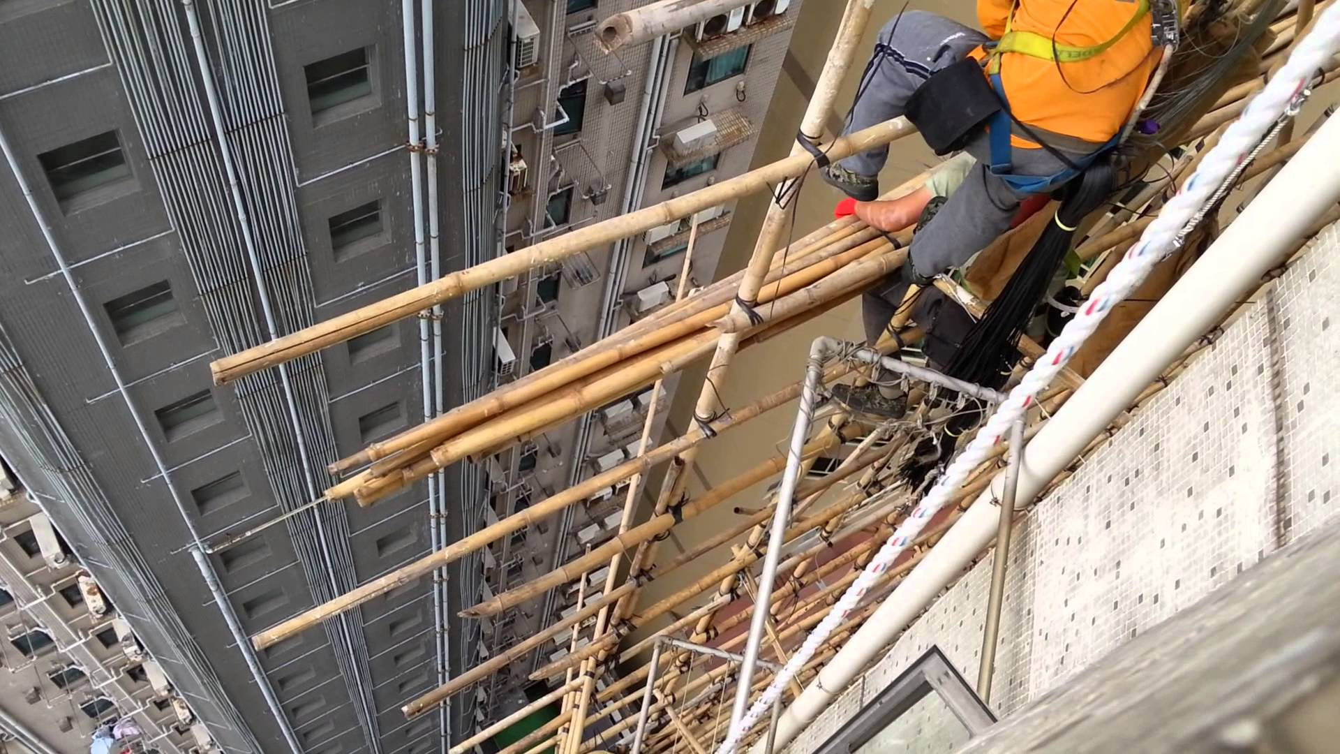 Unique bamboo scaffolding method in Hong Kong - YouTube
