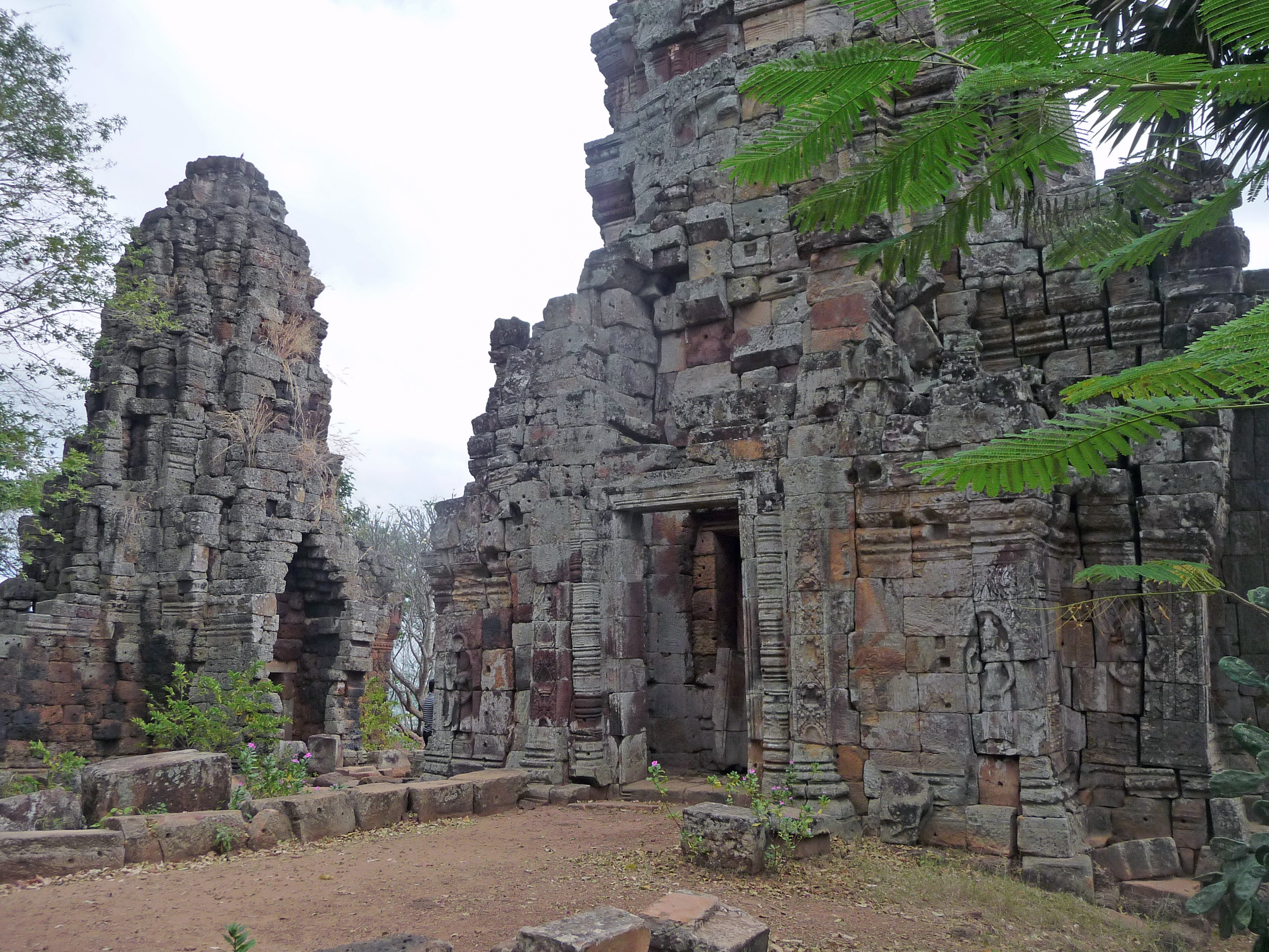 File:Phnom Banan temples.JPG - Wikimedia Commons
