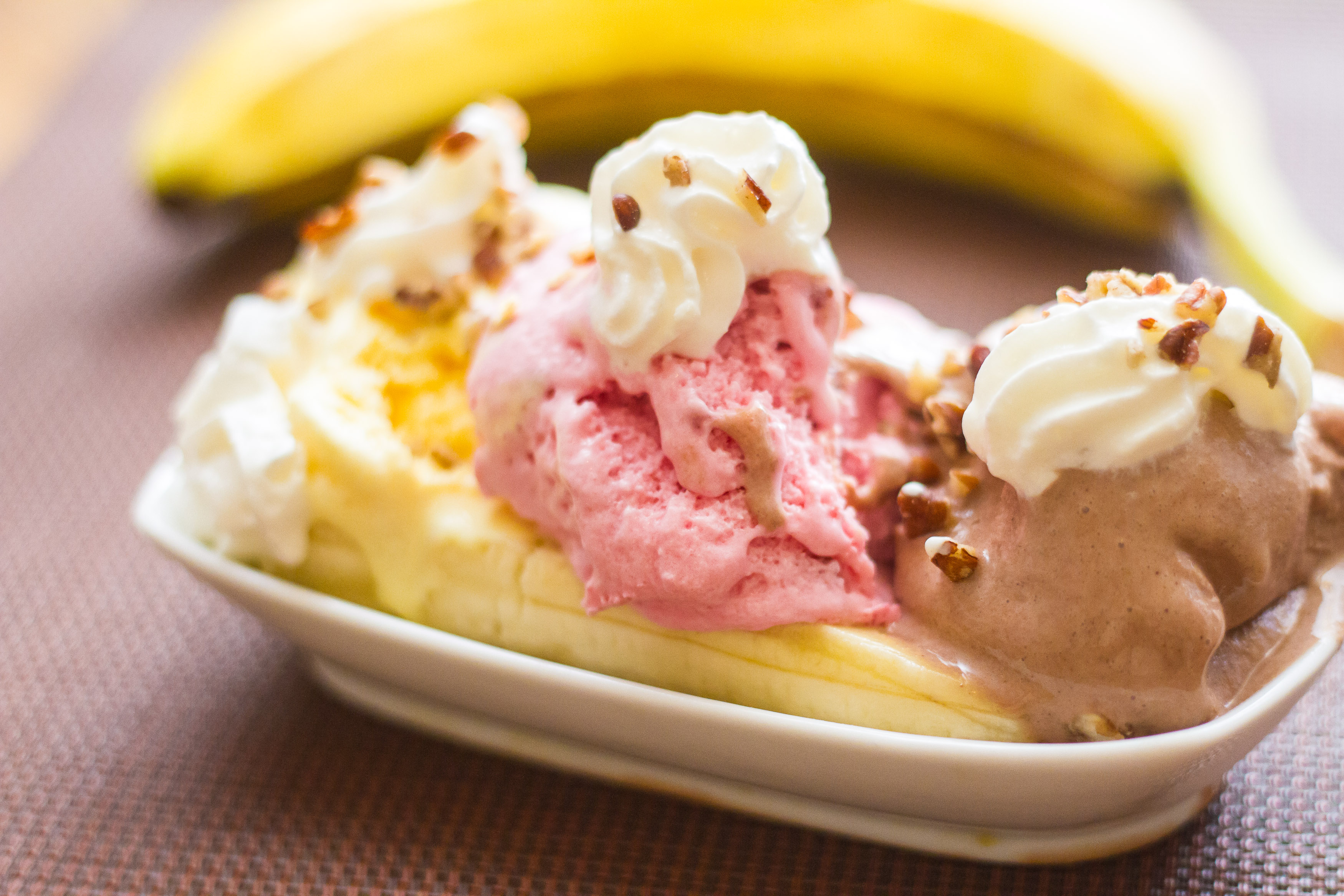 How to Make Banana Splits with Fruit: 11 Steps (with Pictures)