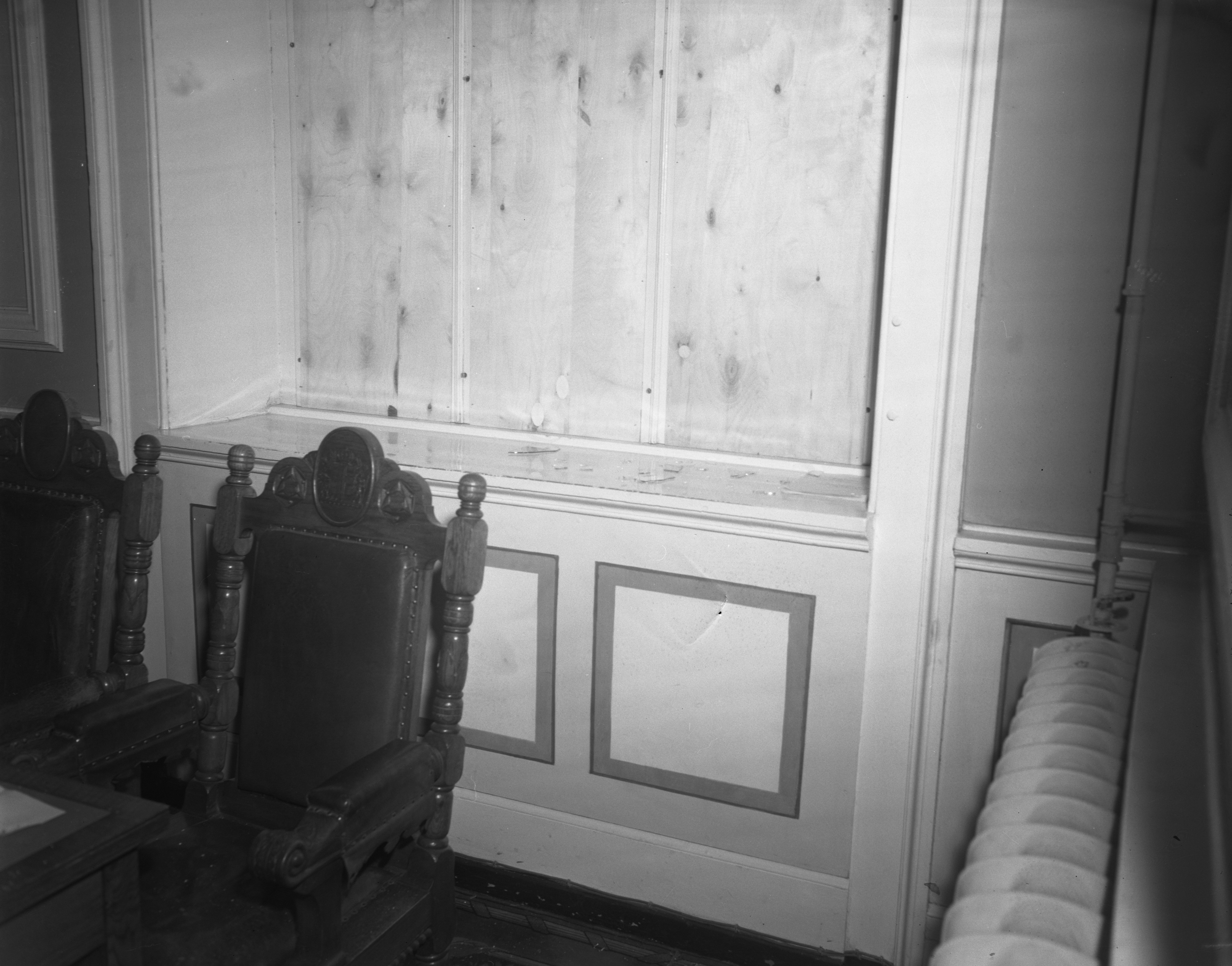 File:1949-althingi-barricaded-window.jpg - Wikimedia Commons