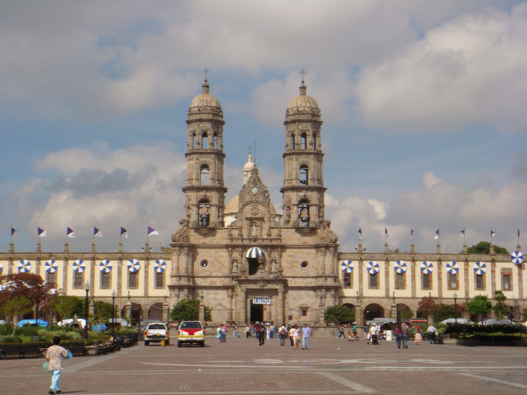 File:Basílica de Nuestra Señora de Zapopan.JPG - Wikimedia Commons