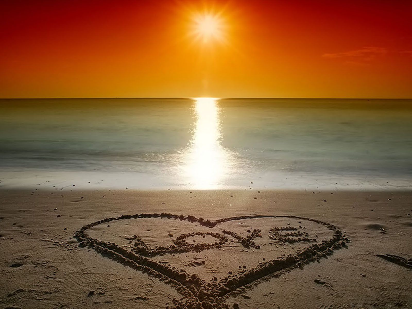 Я твое солнце ты моя луна. Красивый закат с сердцем. Солнце море и любовь. Закат и сердце на песке. Море закат сердце.