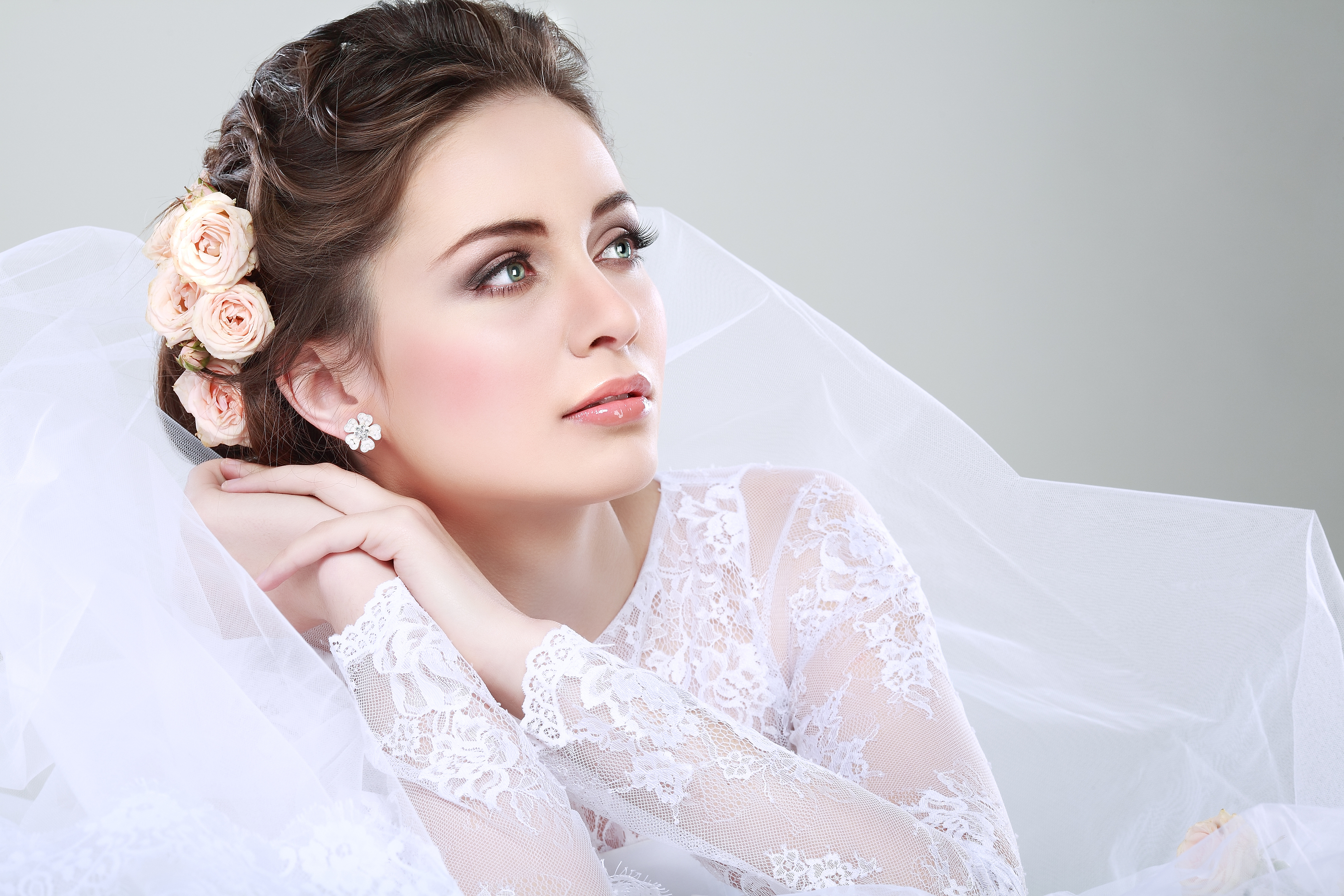 Portrait of beautiful bride. Wedding dress. Wedding decoration ...