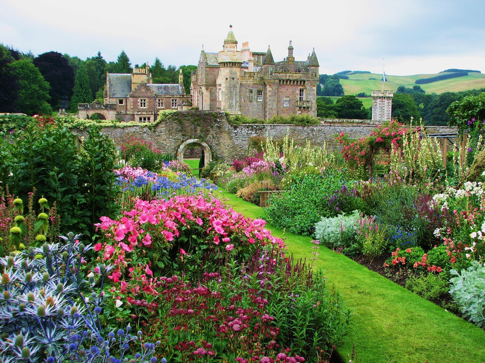 75 Most beautiful british gardens - YouTube