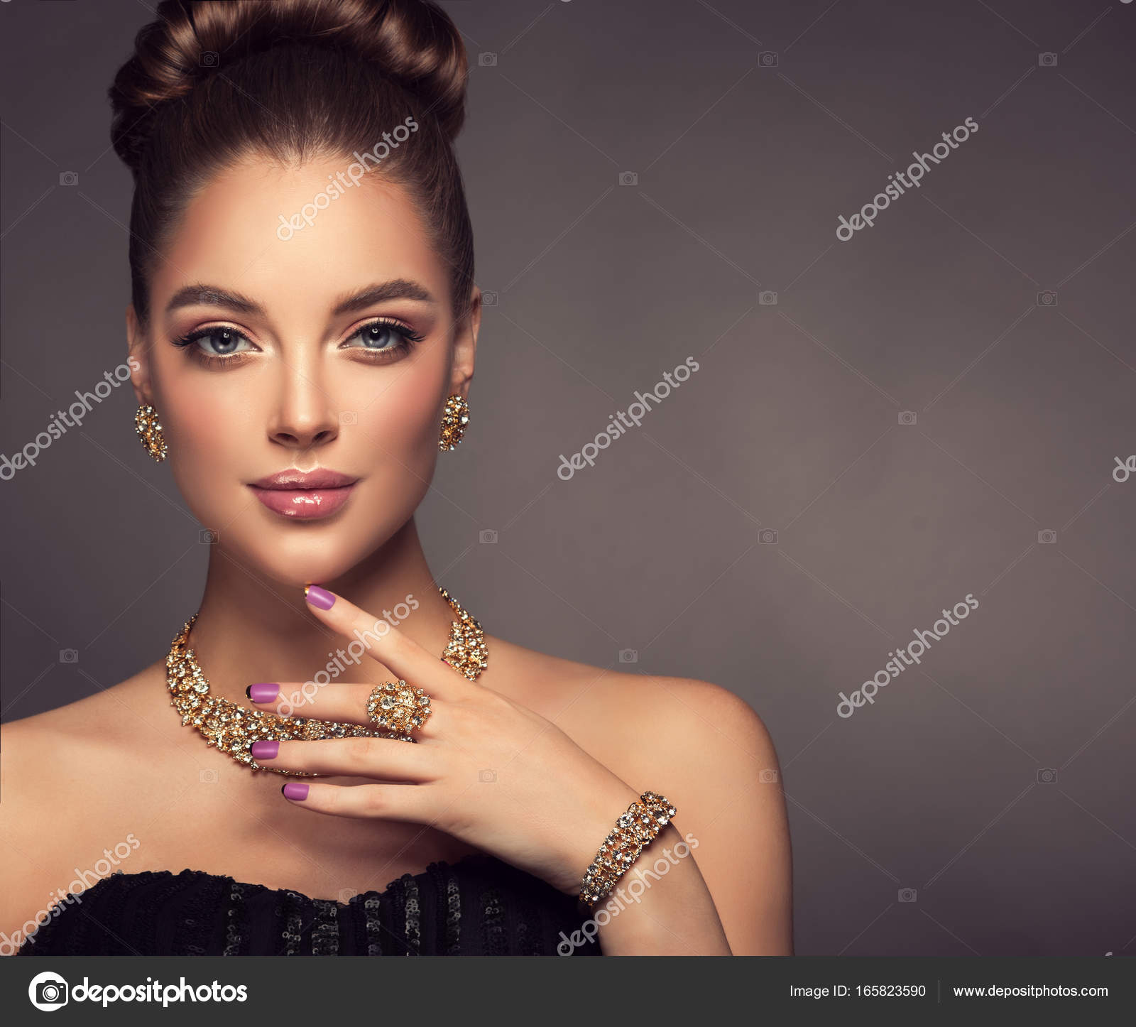 Beautiful girl with jewelry . — Stock Photo © Sofia_Zhuravets #165823590