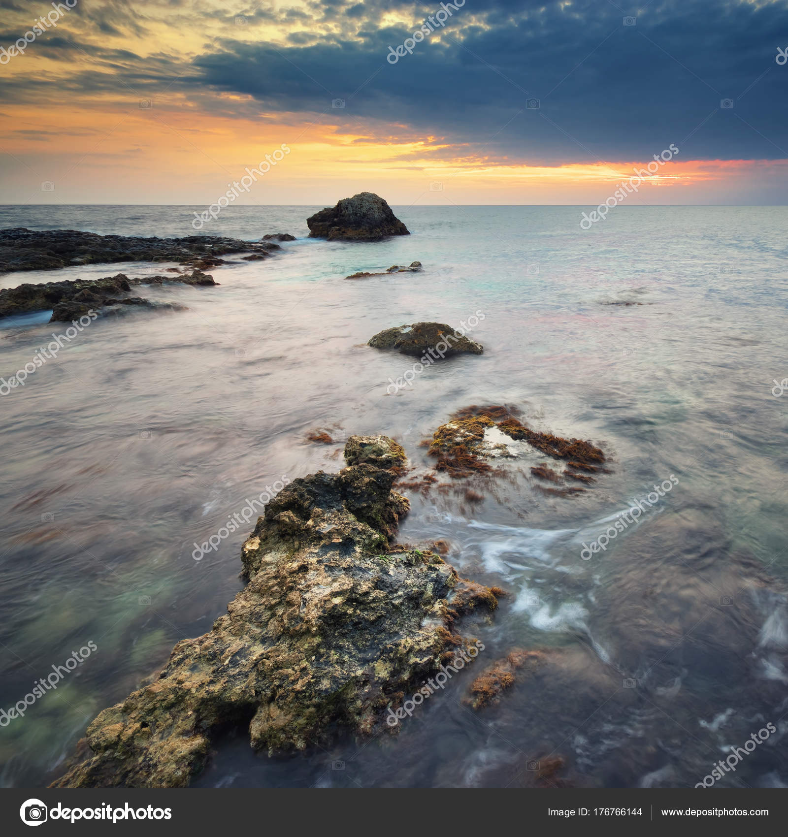Beautiful seascape sunset. Nature composition — Stock Photo ...
