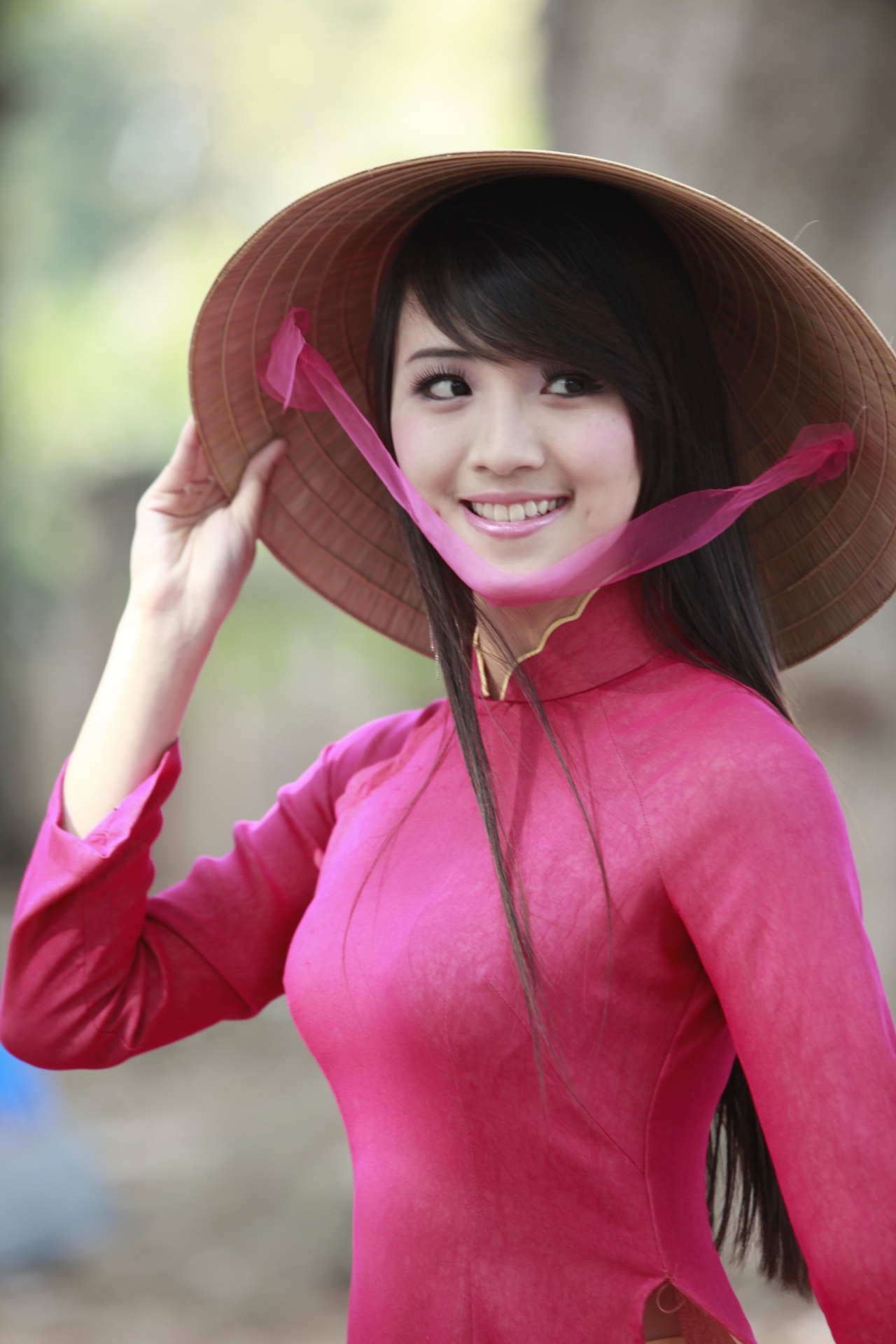 Linh Nii Nguyen | Ao dai, Traditional dresses, Vietnamese 