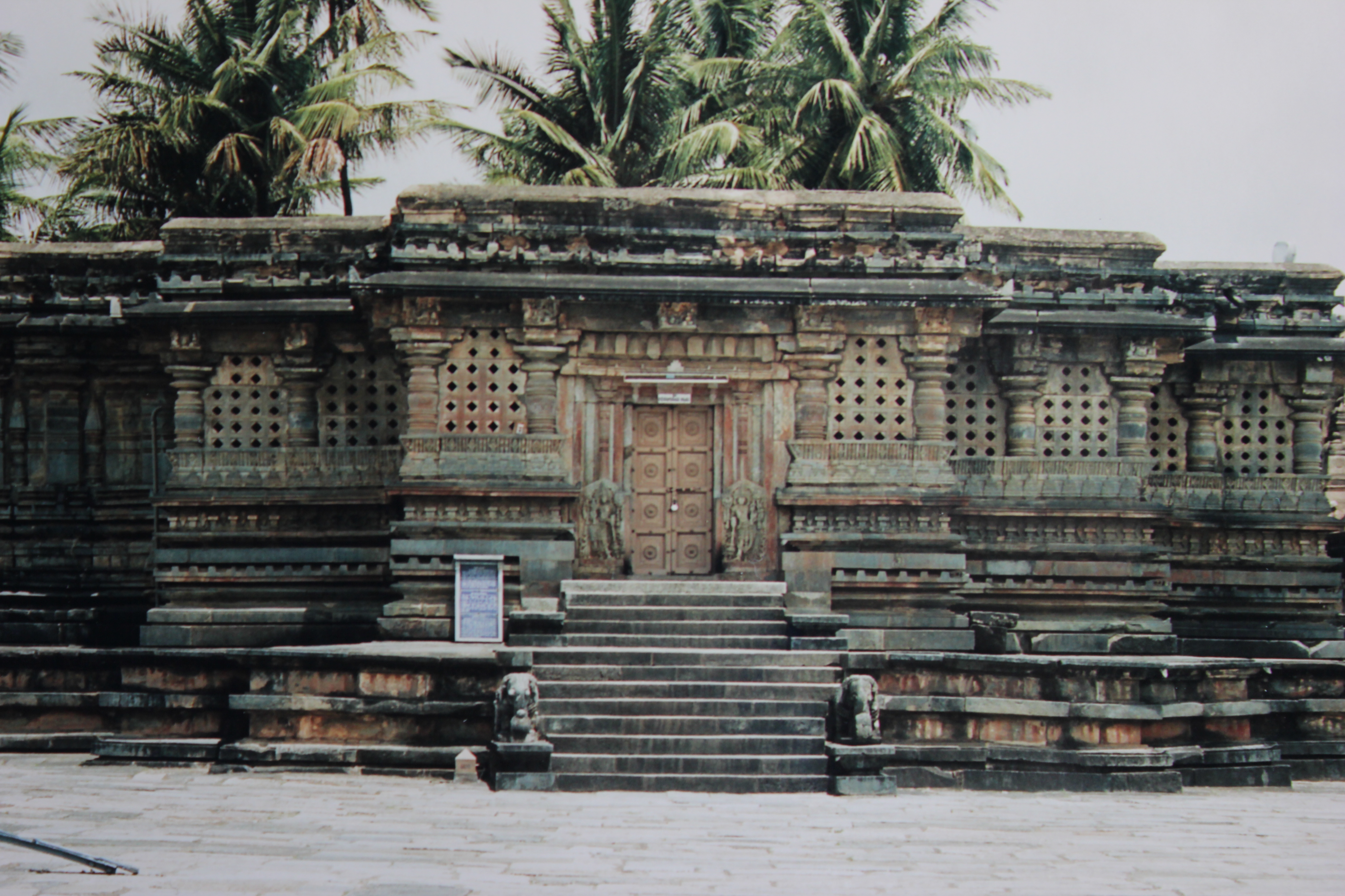 File:Kappe Chennigaraya temple (1117 AD) in Belur.JPG - Wikimedia ...