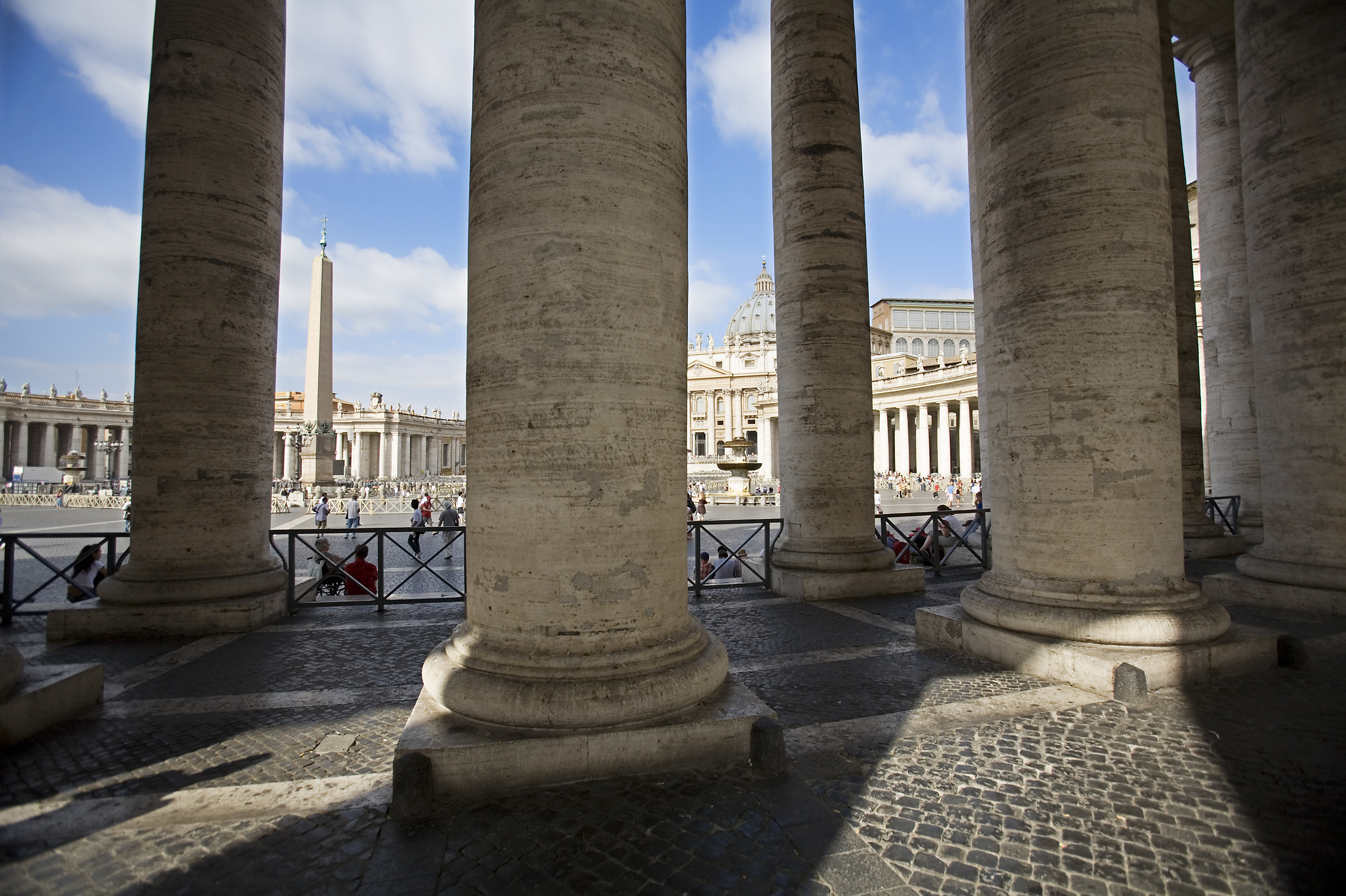 File:Bernini Colonnade at St Peter's Square, Rome - 2626.jpg ...