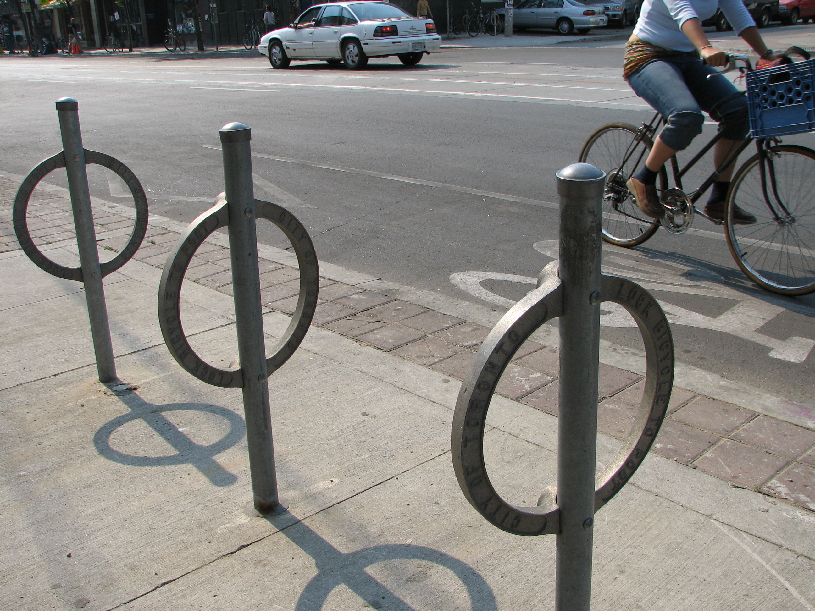 File:Bike path on College in Toronto.jpeg - Wikimedia Commons