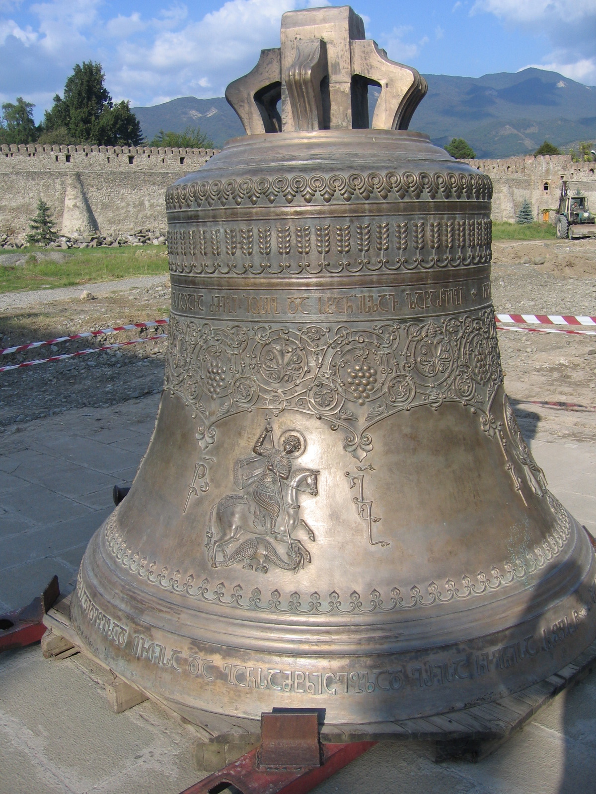 File:Big bell.jpg - Wikimedia Commons