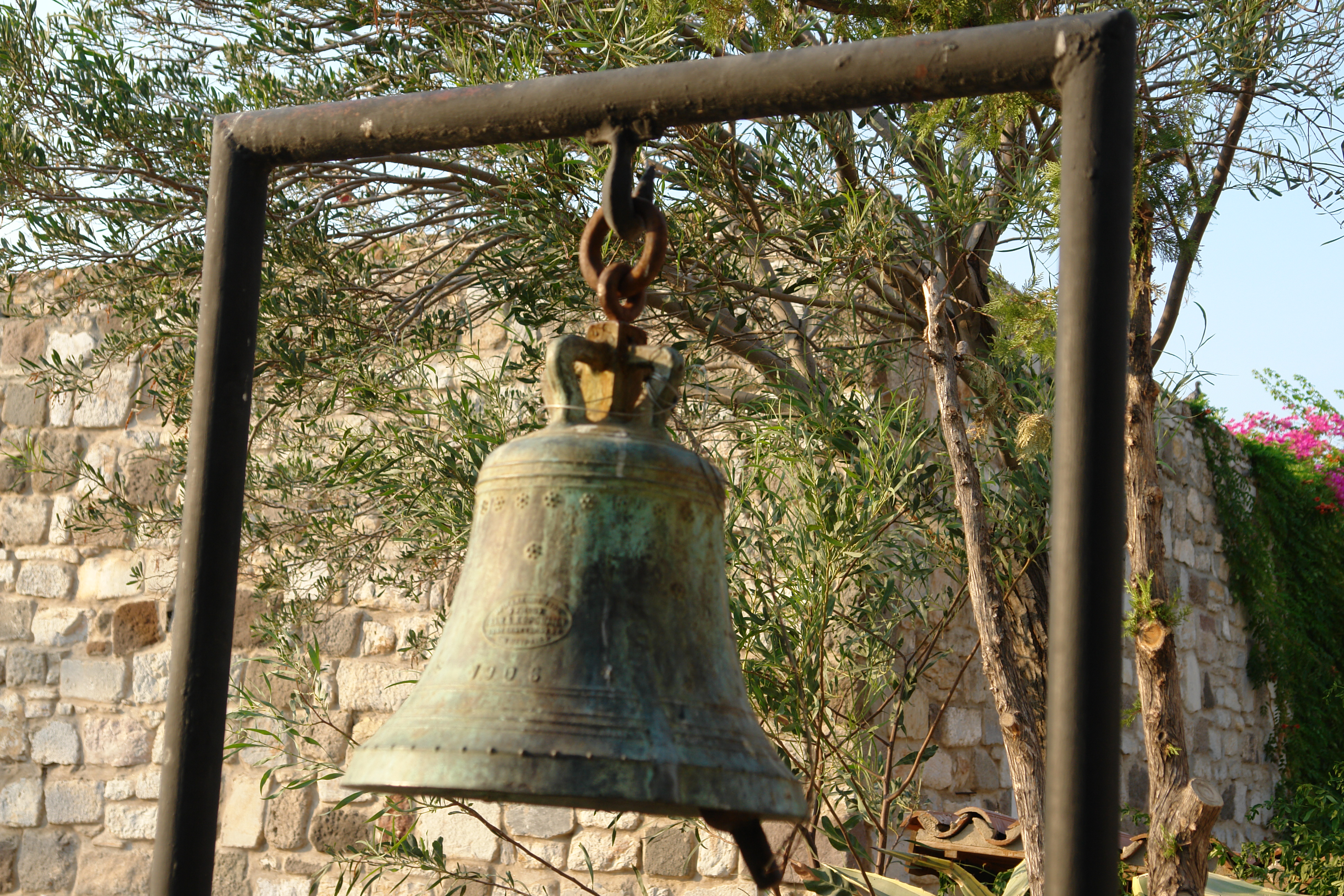 Rusted bell photo