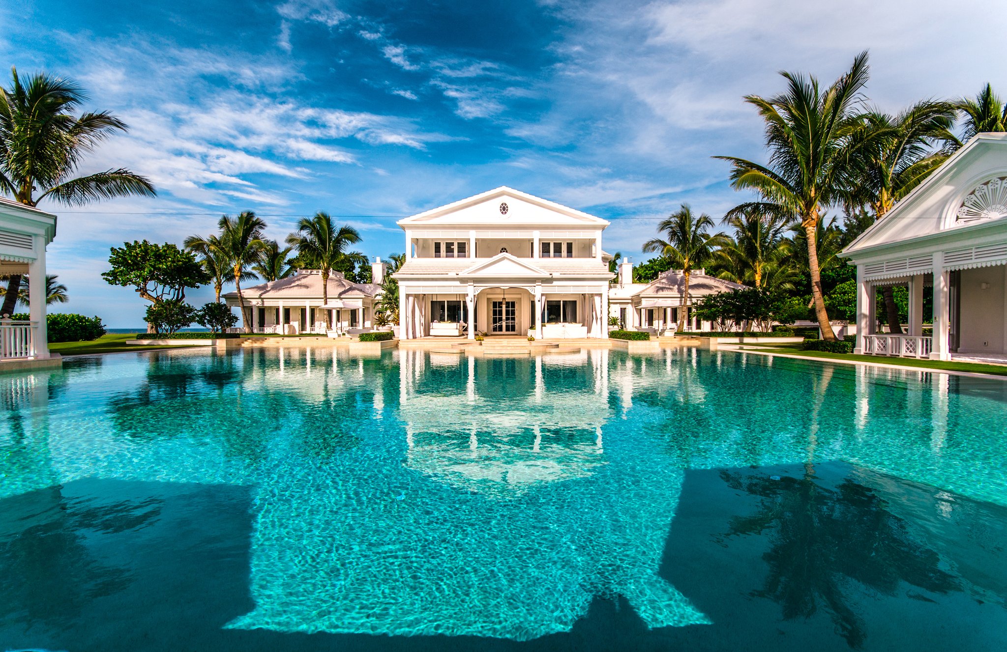 Home Design: Big Elegant Mansion With Large Pool