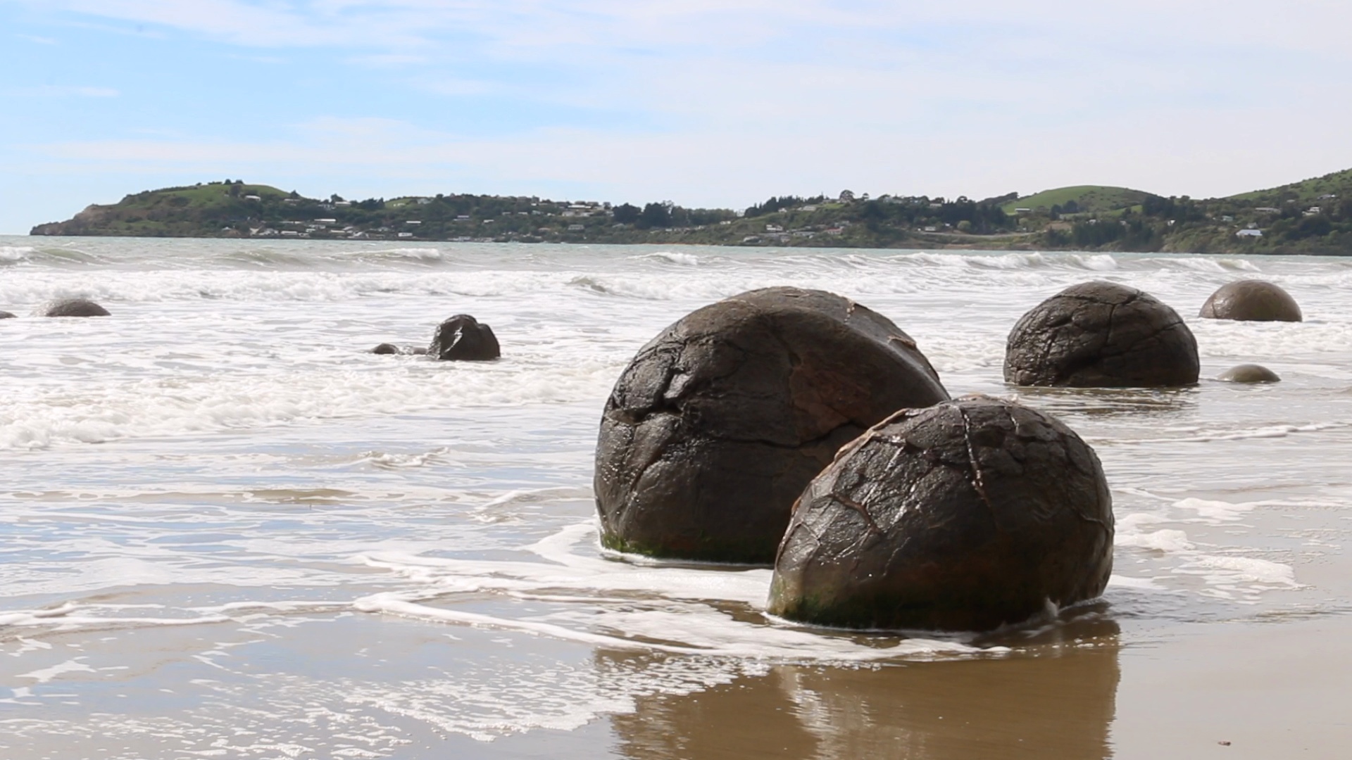 New Zealand moeraki boulders rocks in the sea and waves big rocks on ...