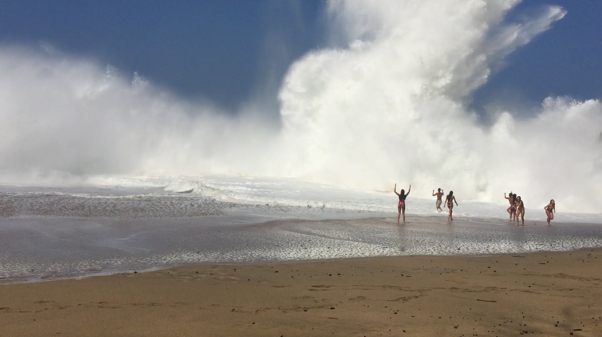 Giant Wave Crash Lumaha'i Beach in Kauai, Hawaii - YouTube