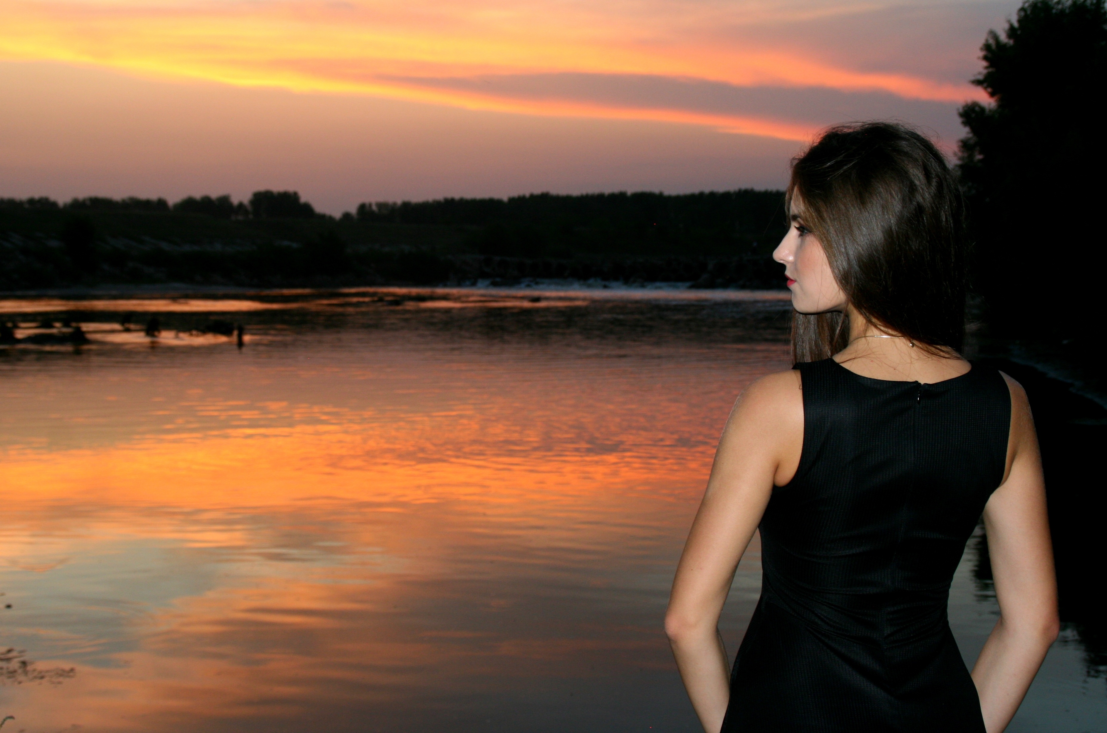 Девушка на фоне реки спиной