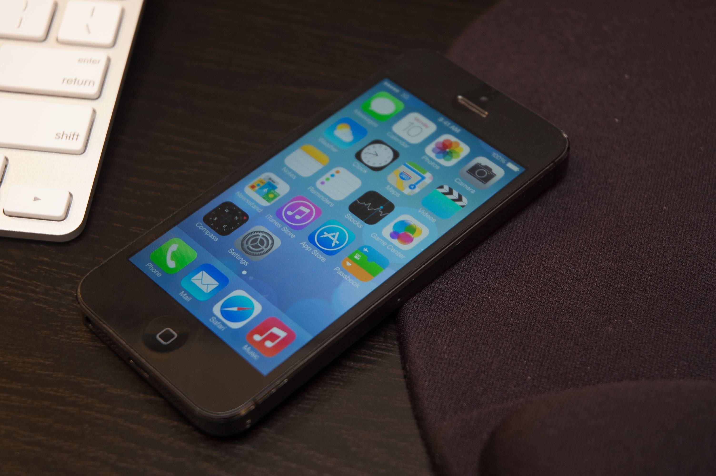 iOS 7 on a Black iPhone 5 : apple