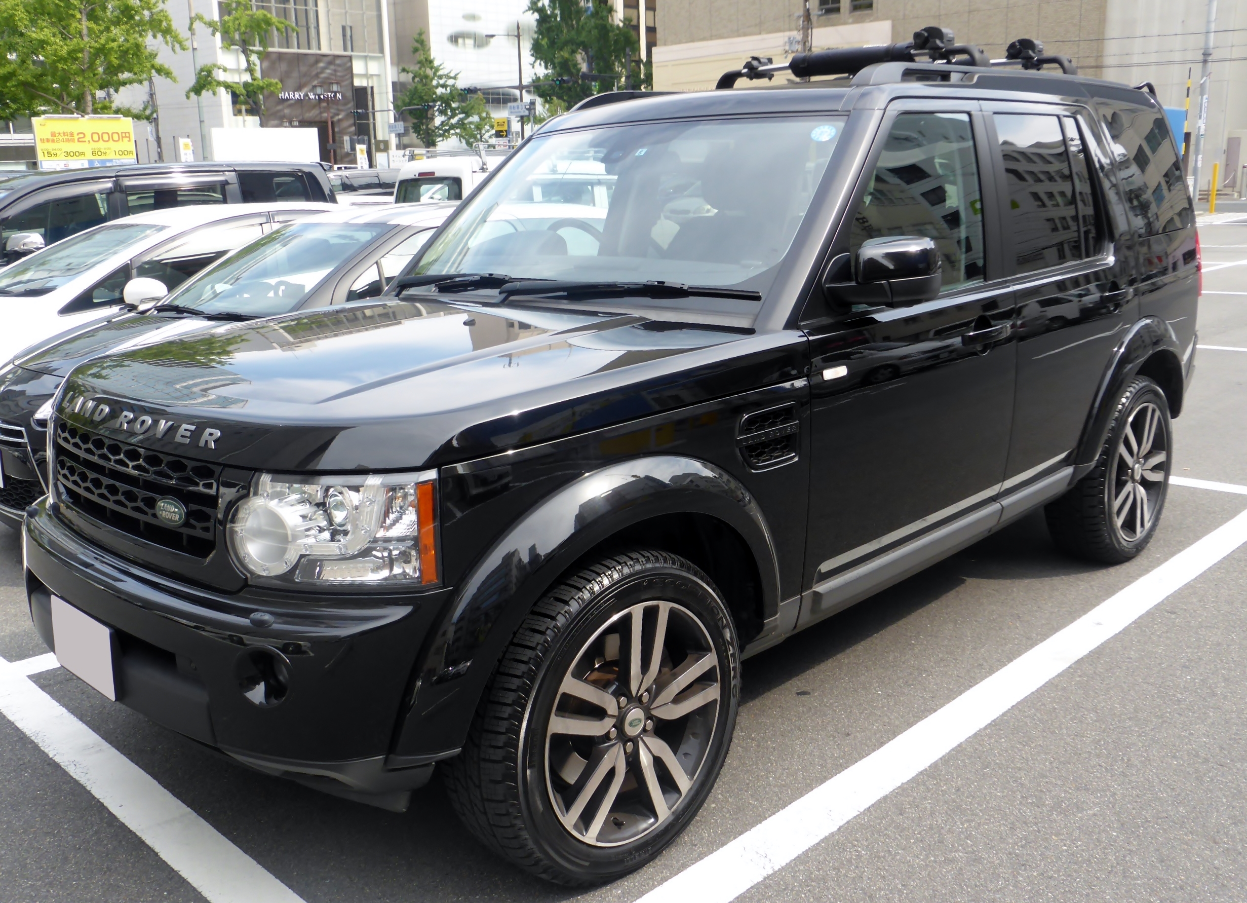 File:The frontview of LAND ROVER DISCOVERY 4 SE Black Edition.JPG ...