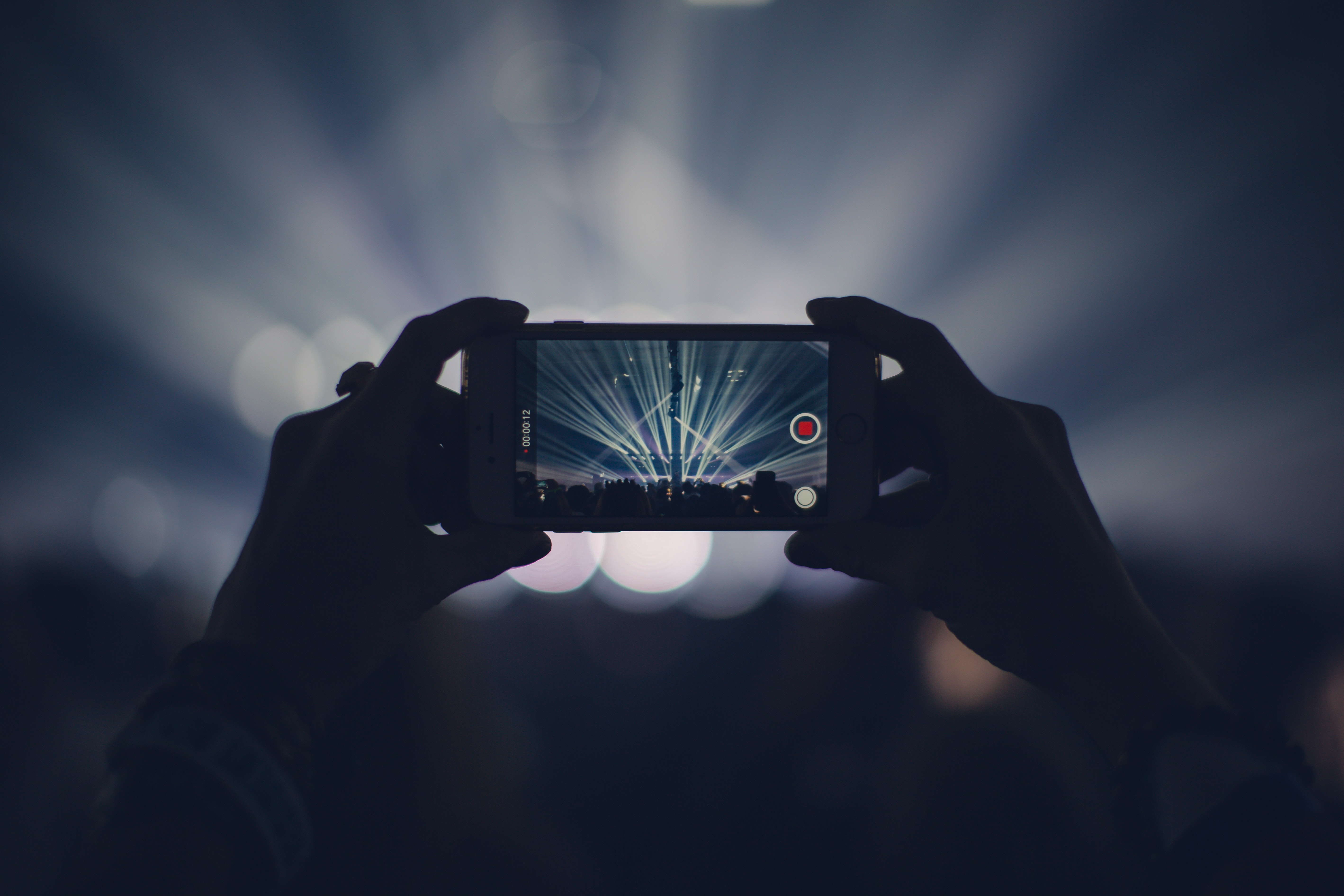 Black Smartphone Turned on, Apple, Concert, Crowd, Dark, HQ Photo